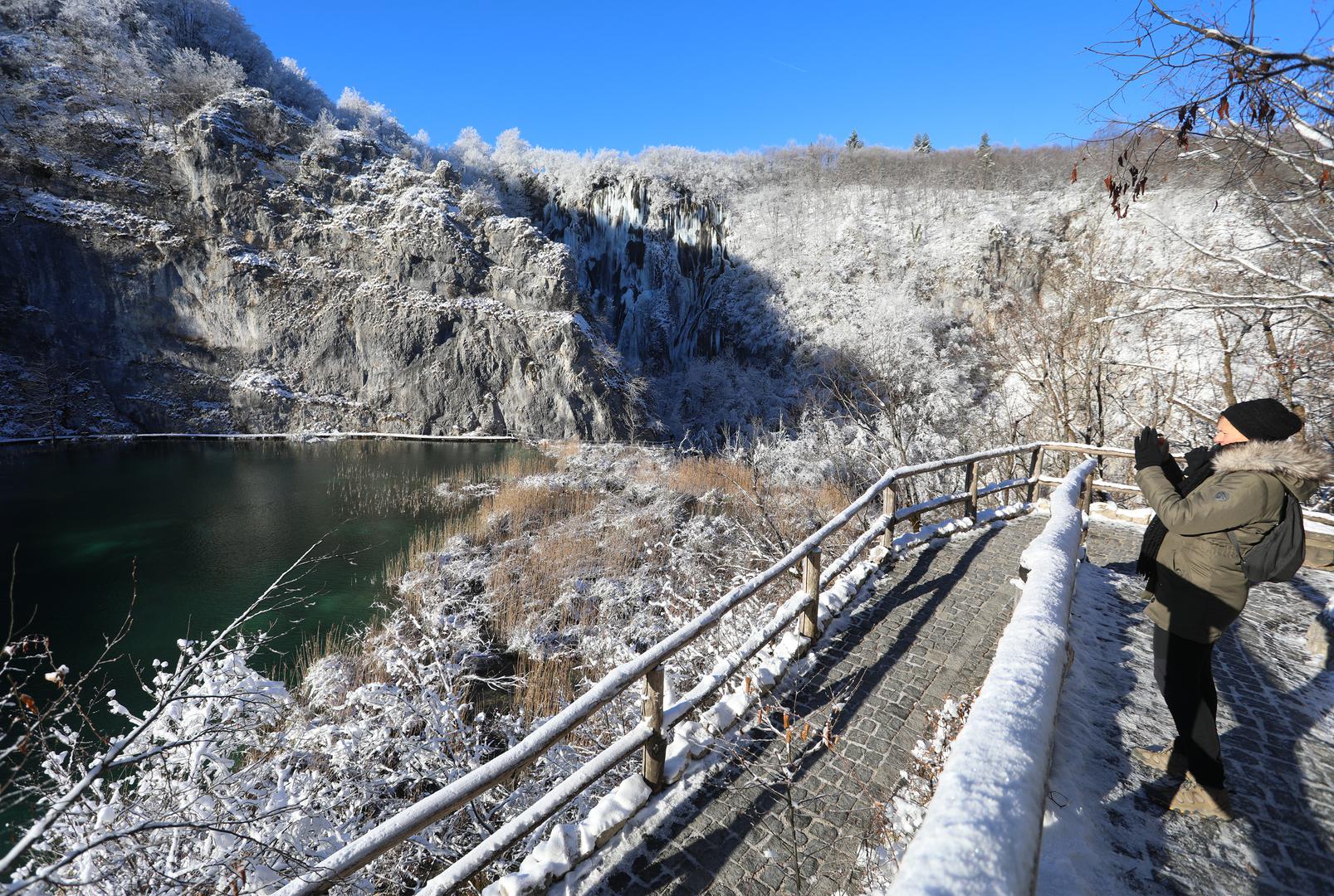 13.01.2024., Plitvicka jezera - Snijeg i debeli minusi zaledili su slapove na Plitvickim jezerima koji mame uzdahe brojnih posjetitelja. Photo: Kristina Stedul Fabac/PIXSELL