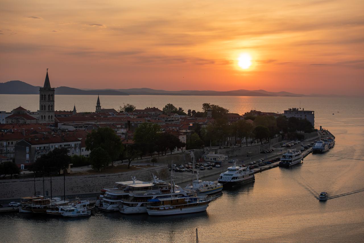 Zadar: DJ Mate Kokić s vrha nebodera puštao glazbu u zalazak sunca