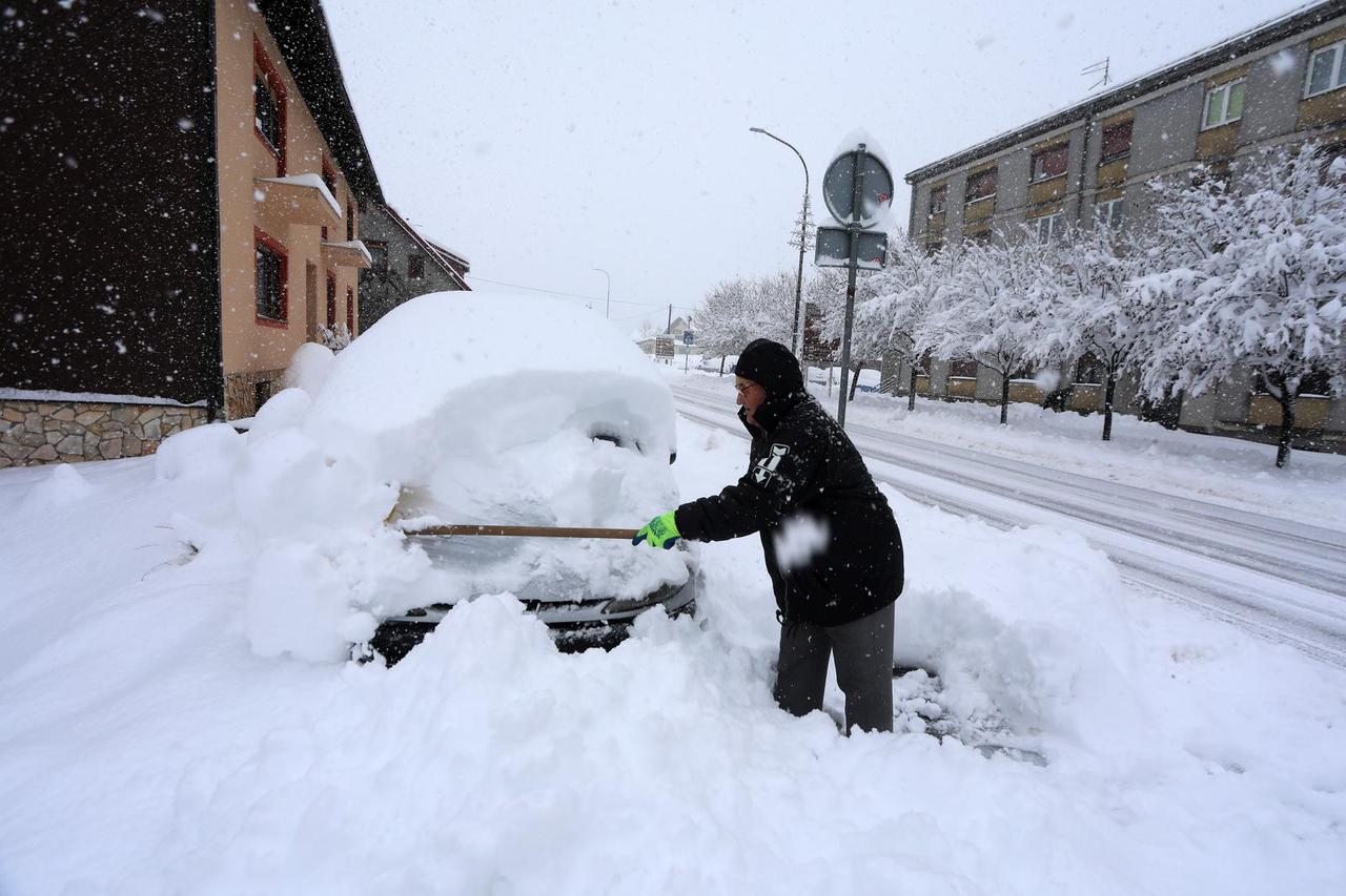 U Delnicama napadalo 40 centimetara snijega, otežan promet kroz mjesto 
