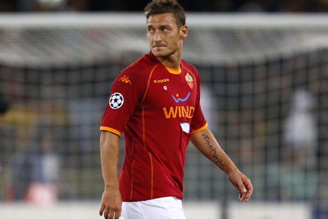 'AS Roma\'s Francesco Totti reacts during their Champions League Group A soccer match against CFR Cluj at the Olympic stadium in Rome September 16, 2008.  REUTERS/Tony Gentile  (ITALY)'