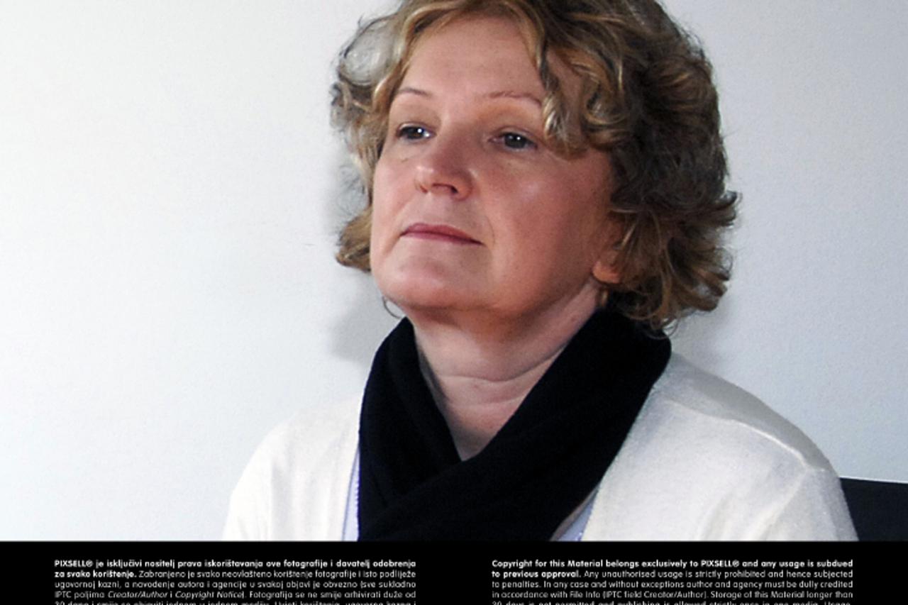 '31.10.2012., Sisak - Milan Resanovic iz sela Zakopa kraj Dvora optuzuje Hitnu medicinsku pomoc da cetiri dana nije njegovu majku Anu (84) sa slomljenim kukom odvezla u sisacku Opcu bolnicu. Jasna Raj