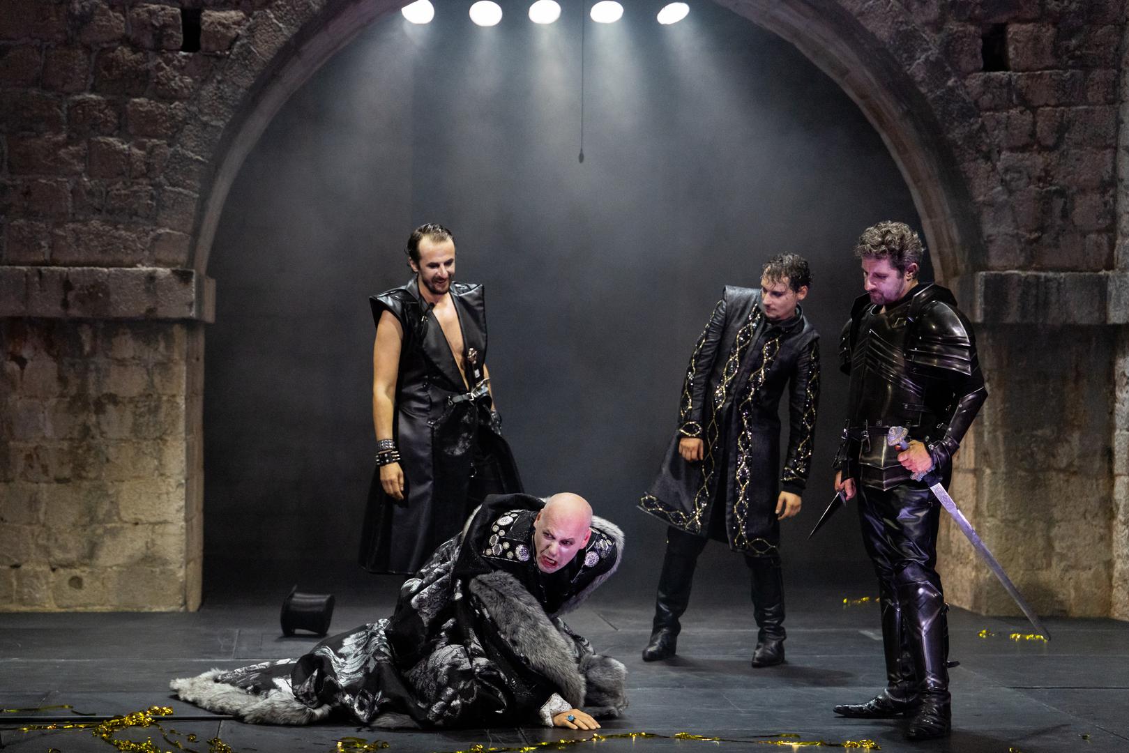 Uz redatelja Vitu Taufera autorski tim čine prevoditelj Andy Jelčić, skladatelj Mate Matišić, scenograf Branko Hojnik, kostimograf Alan Hranitelj, oblikovatelj svjetla Tomislav Maglečić, asistentica scenografa Nika Vojvoda, asistentica kostimografa Ana Roko, jezična savjetnica Ines Carović i inspicijent Miro Pačalat