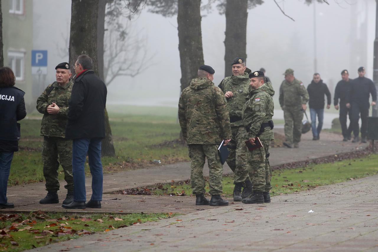 HGSS, vatrogasci i vojska u Voćinu nedaleko pronalaska srušenog Mig-a