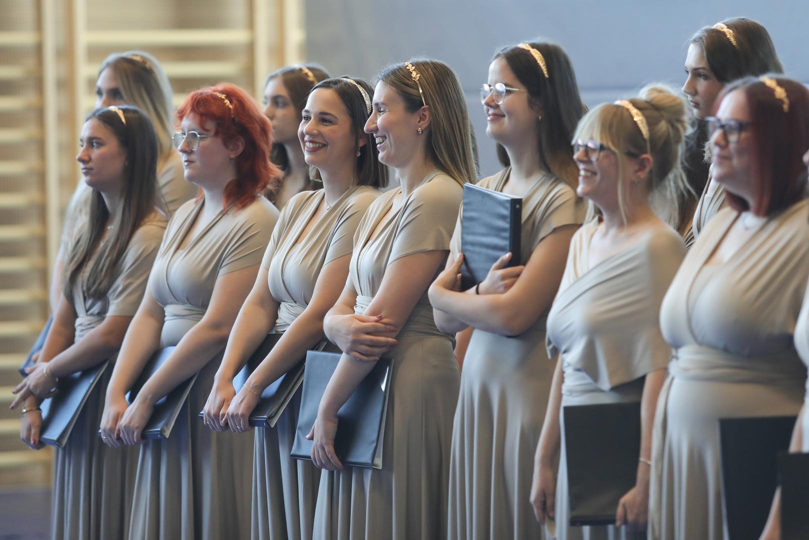 Ravnatelj škole Ivan Čelebić kazao je kako 1. gimnazija djeluje od 1992. a selidbom na novu lokaciju sada na raspolaganju ima 17 učionica i sportsku dvoranu, koju ranije nisu imali, te neto površinu od oko sedam tisuća kvadratnih metara.