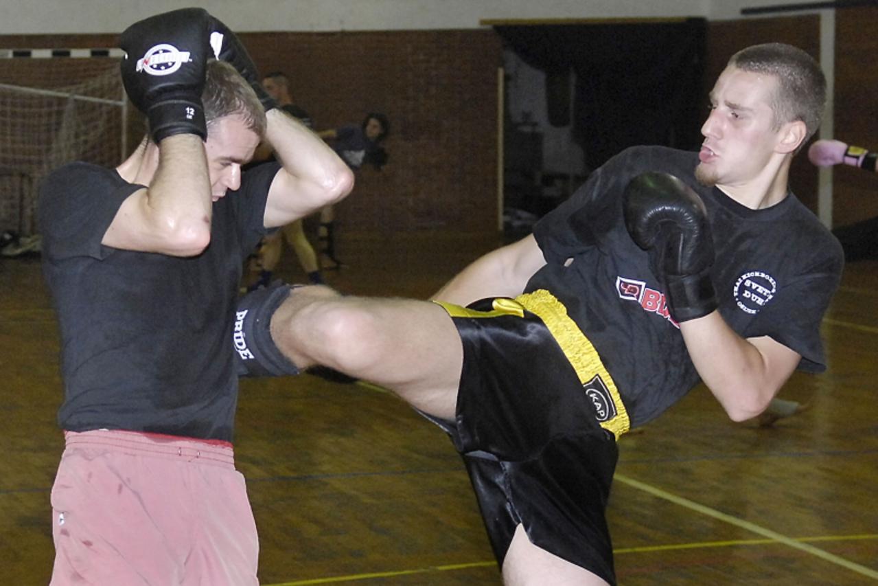 'slavonija... osijek....27.05.2008.... kick boxing klub sveti duh... trening sa sparing partnerom... snimio davor javorovic,vecernji list'
