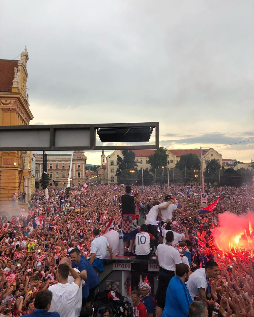 Tin Jedvaj uhvatio je trenutak ispred HNK.