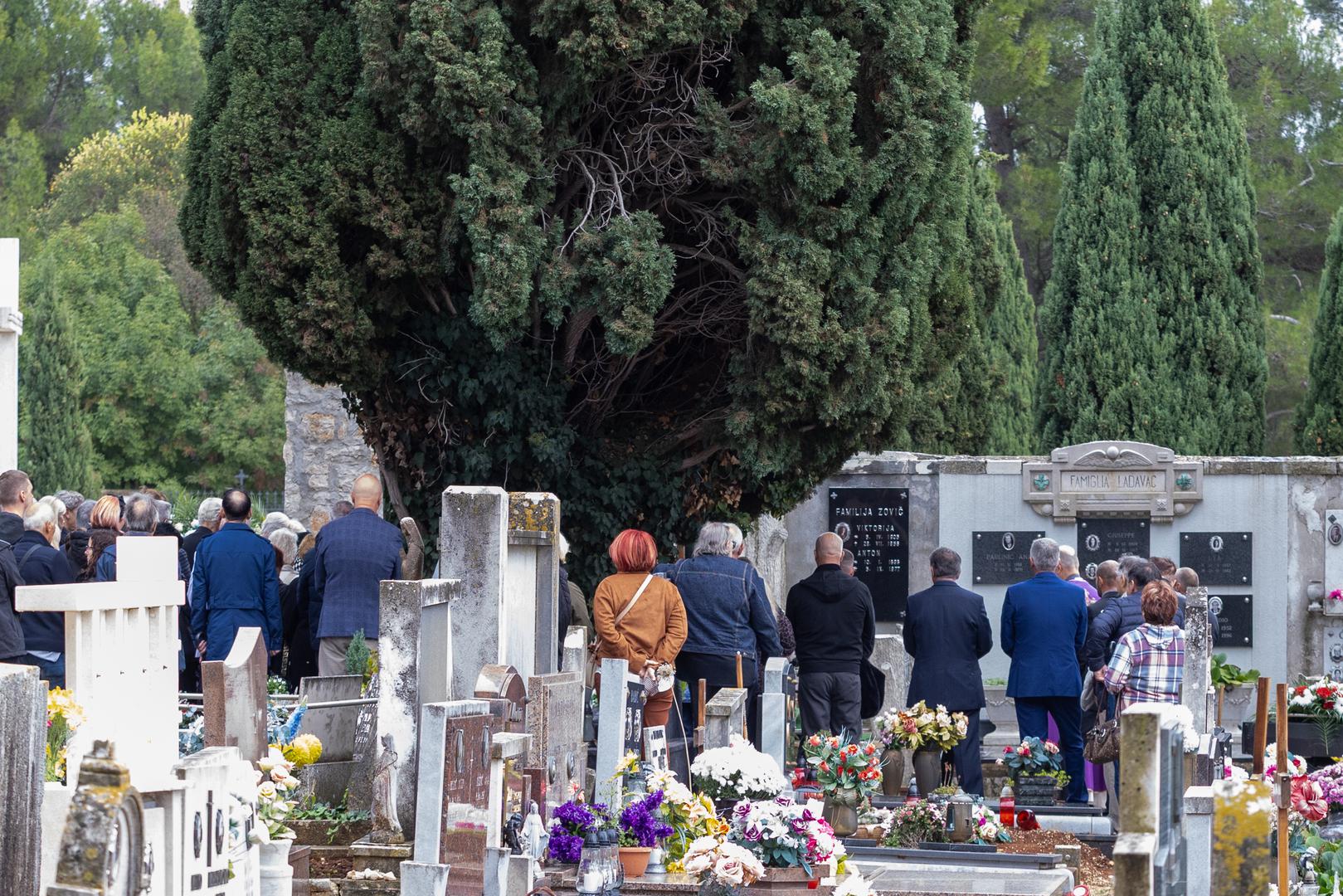 Njegov hit "Moje ludo srce" obilježio je generacije, a on je uzastopno nizao uspjehe žureći s gaže na gažu, u vremenima kada je glazbena scena imala neku sasvim drukčiju romantiku.