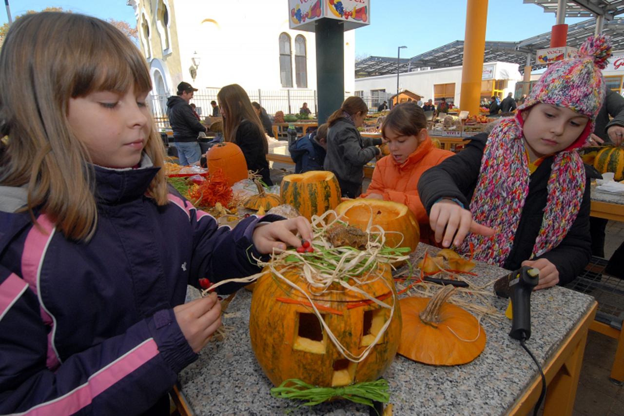 '28.10.2010. Varazdinski plac, Varazdin, Zapoceo je festival tikvi, ucenici osnovnih skola natjecali su se u ukrasavanju tikvi Photo: Marko Jurinec/PIXSELL'