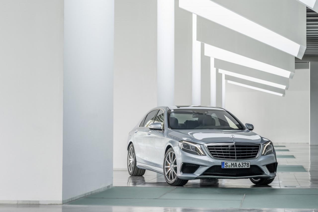 'Mercedes-Benz S 63 AMG; diamantsilber metallic; innen: Leder PASSION Exklusiv schwarz; Zierteile: Carbon; AMG Performance Package; (V221) 2013'