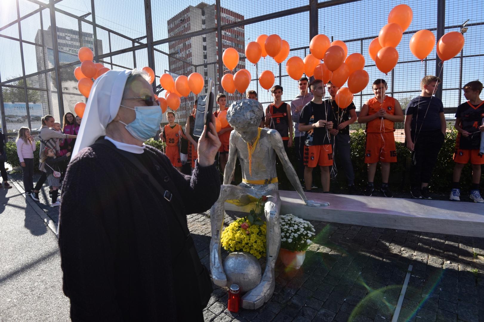 22.10.2020., Sibenik - Sredisnja proslava 56. rodjendana kosarkasa Drazena Petrovica odrzana je na njegovom spomeniku na Baldekinu. Uz brojne sportske klubove grada Sibenika pocast Drazenu Petrovicu odali su i gradski celnici.Photo: Hrvoje Jelavic/PIXSELL
