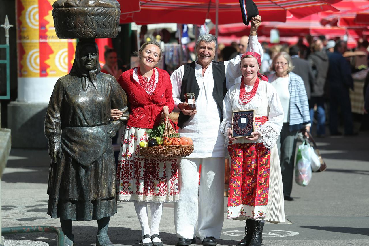 20.09.2013., Zagreb - Turisticka zajednica kod spomenika Kumici na Dolcu organizirala je projekt Kumice s Dolca. Proizvodjaci s raznih obiteljskih gospodarstava odjeveni u narodne nosnje prodaju proizvode s domacih okucnica.  Photo: Sanjin Strukic/PIXSELL