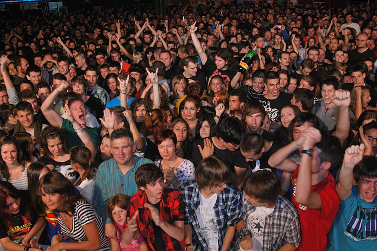 \'30.06.2011., Sisak - Na sisackoj Radskoj trznici odrzan je humanitarni koncert kojeg je organizirao zbor fotorepportera Hrvatske za Miroslava Kisa Mimija. Pred vise tisuca Siscana nastupili su sisac