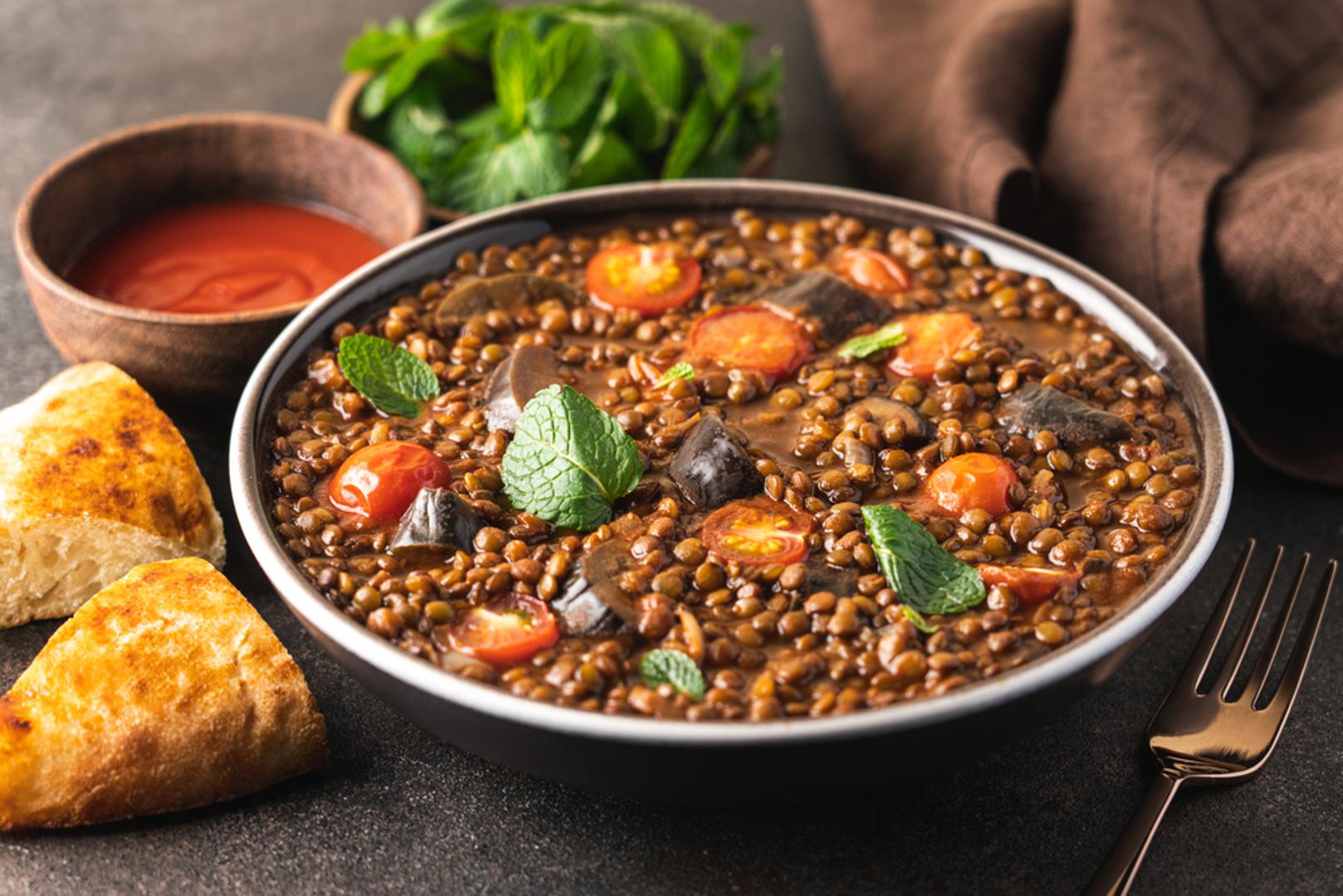 Varivo od leće: Lagano, hranjivo i zahvalno za podgrijavanje. Na luku i mrkvi prodinstajte leću, dodajte češnjak, rajčicu, lovor, začine i po želji malo kobasice ili pancete. Dolijte vodu ili temeljac i kuhajte dok sve ne omekša u bogato varivo.