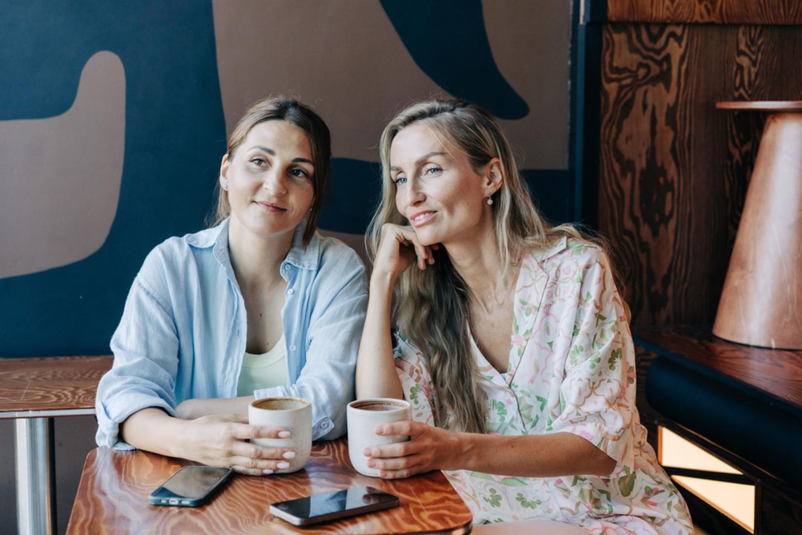 Kako govore o ljudima koji nisu prisutni: Posebnu pažnju vrijedi obratiti na to kako netko govori o osobama koje u tom trenutku nisu u prostoriji. Oni koji ne otkrivaju tuđe privatne stvari, ne ismijavaju i ne šire tračeve češće su ljudi koji će i vaše povjerenje znati sačuvati. Naravno da svi ponekad moramo izbaciti frustraciju, ali velika je razlika između traženja rješenja i uživanja u ogovaranju.