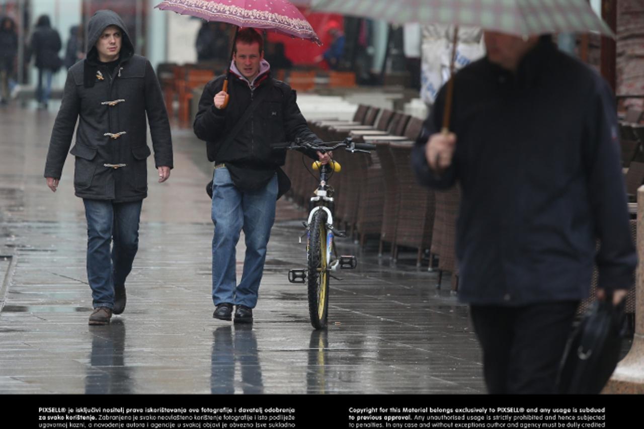 '29.03.2013., Zagreb - Kisa nije omela gradjane u svakodnevnom zivotu i obavljanju obaveza.  Photo: Marko Lukunic/PIXSELL'