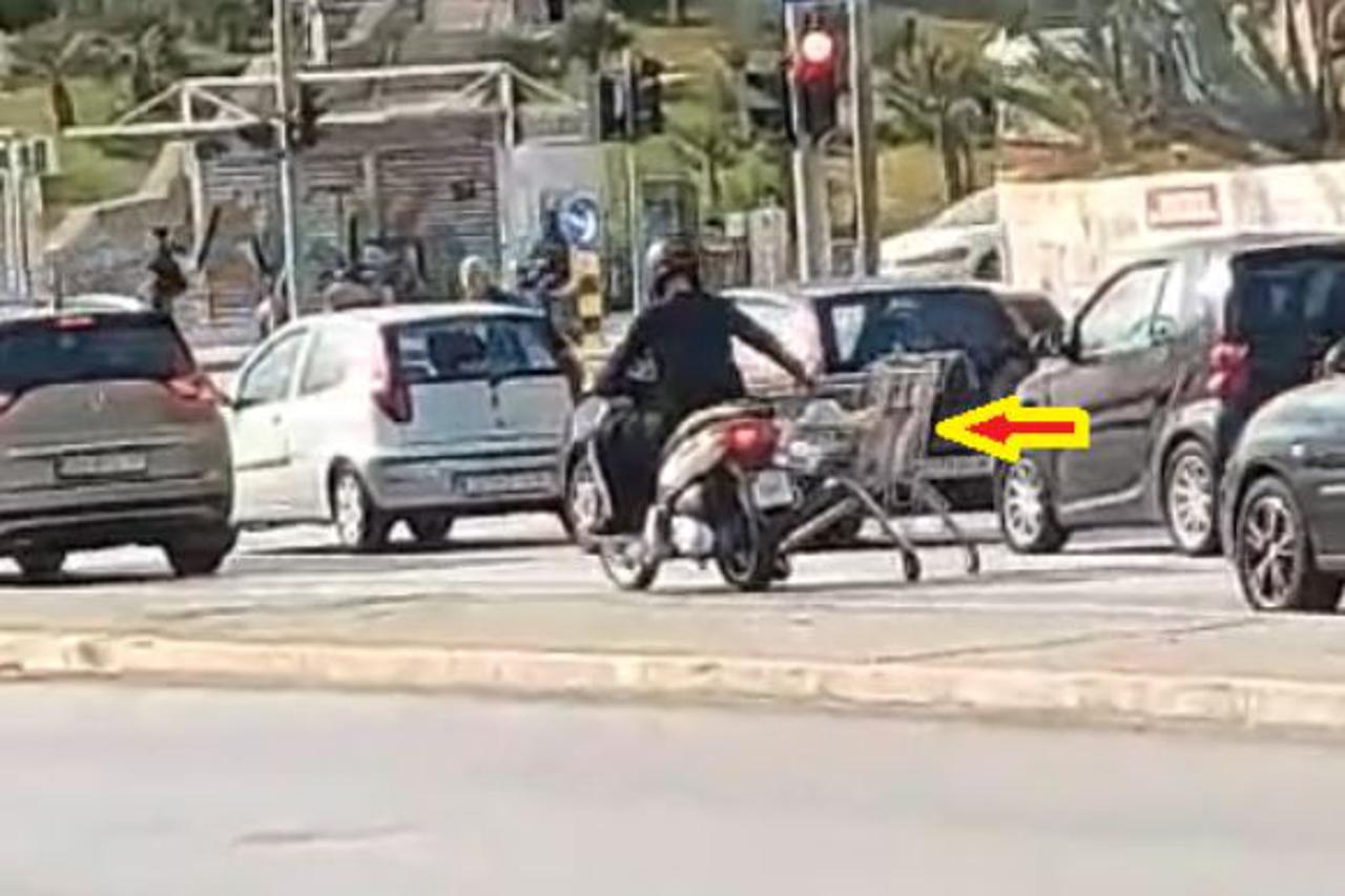 Na skuteru vuče šoping kolica