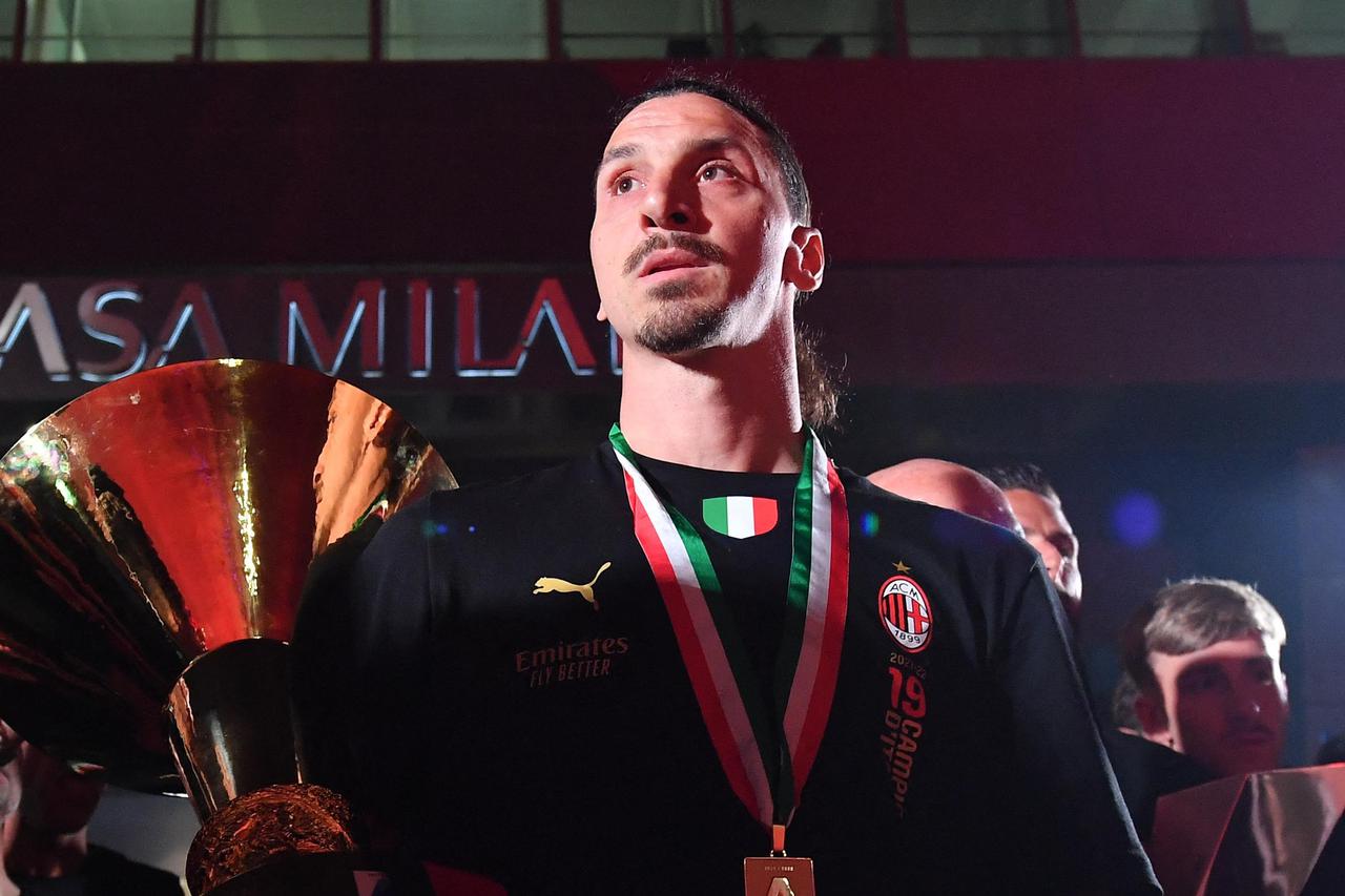 AC Milan players celebrate with fans  after winning the Serie A