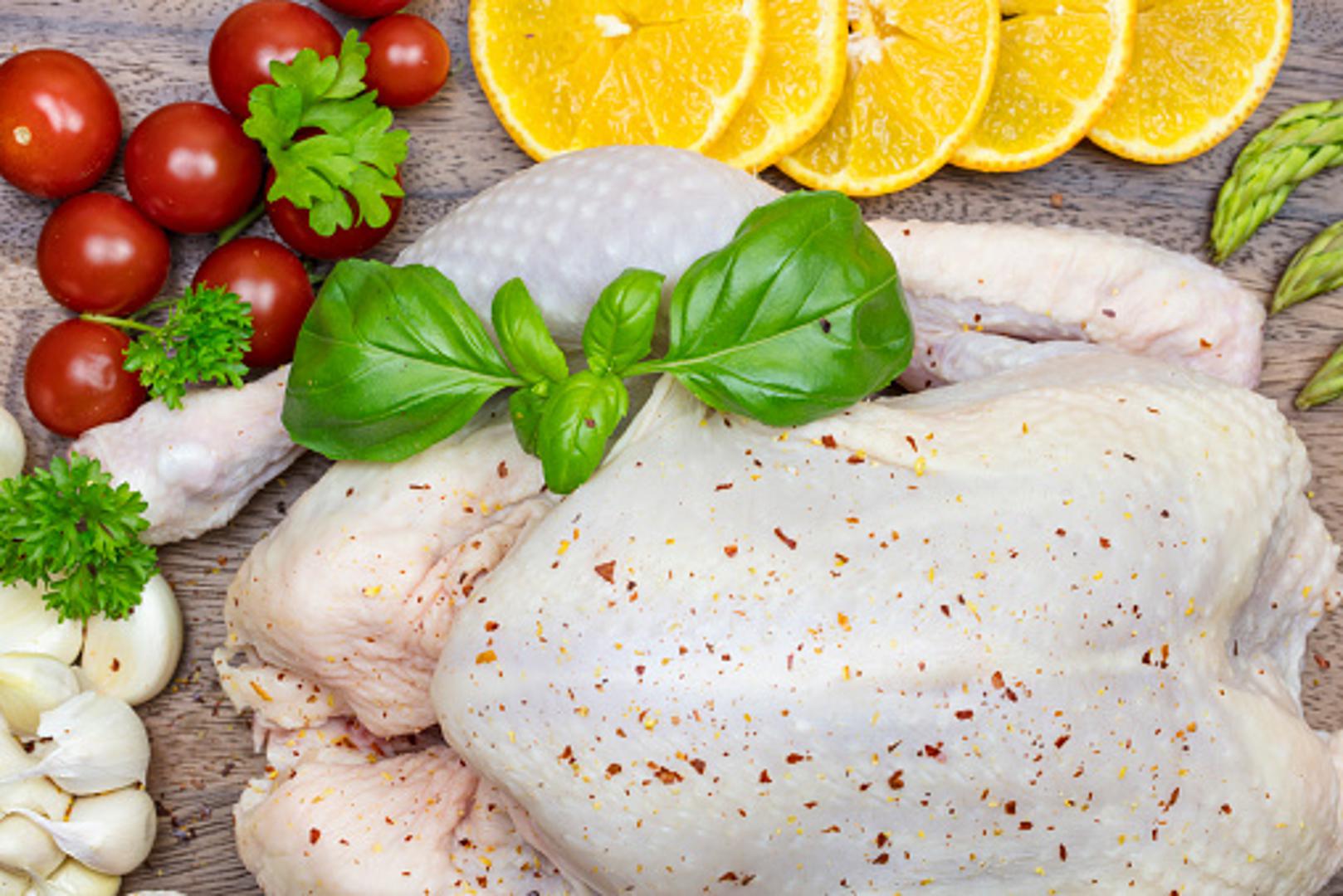 Jedna od najvećih pogrešaka zasigurno je to što pileće meso mnogi ostavljaju na sobnoj temperaturi predugo. Idealni su to uvjeti za razvoj bakterija koji mogu poremetiti naš probavni sustav. Pileće meso odmrzavajte na tanjuru, pokrijte ga folijom i stavite na dno hladnjaka, a ne pri vrhu. Riječ je o tome da na pojedinim dijelovima hladnjaka temperatura varira, posebice pri vrhu ili u vratima, a najniža je upravo u donjem dijelu. 