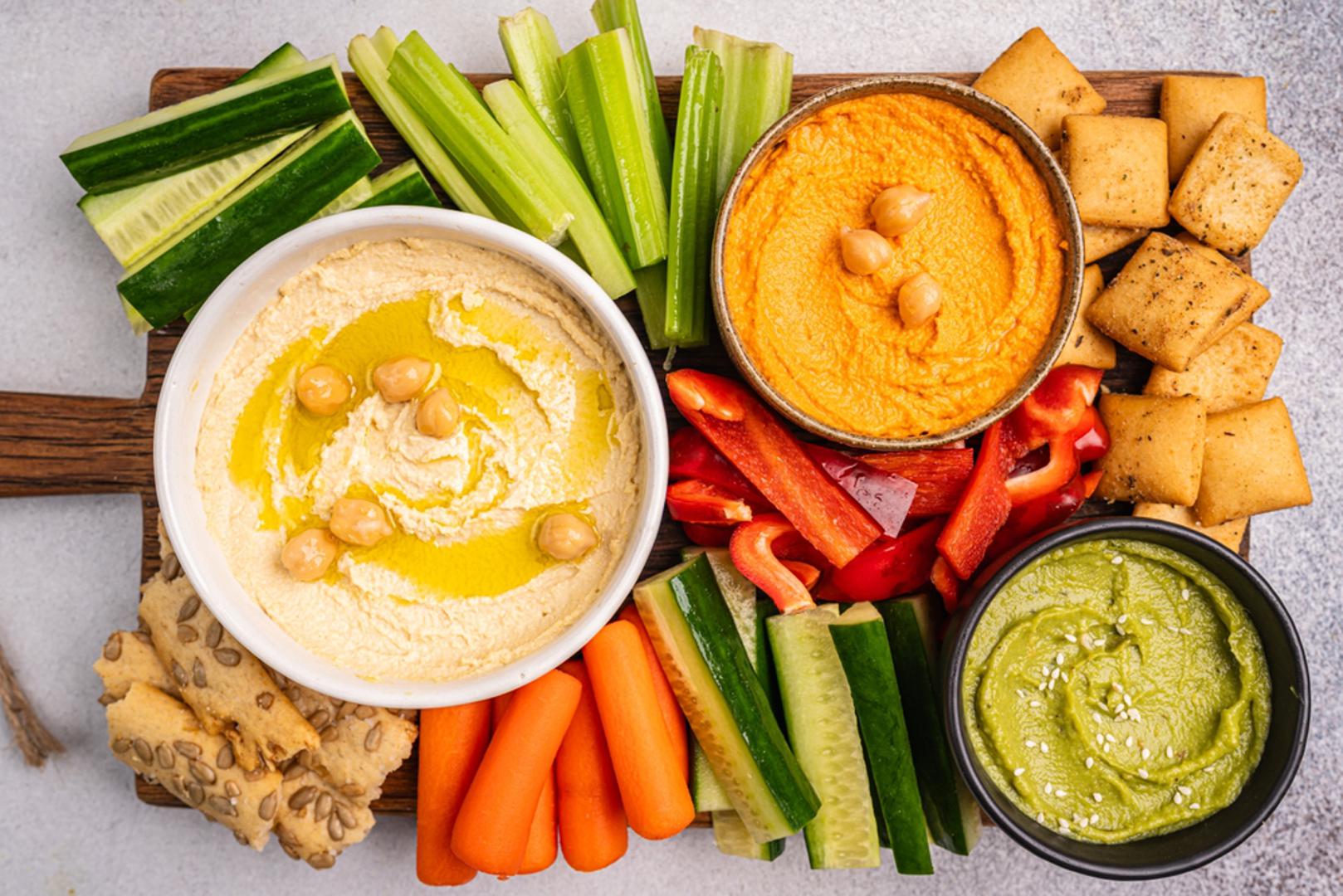 Hummus s povrćem: Hummus u maloj posudici i štapići mrkve, celera ili paprike čine savršen međuobrok. Djeca uživaju u umakanju i grickanju. Osim što je ukusan, hummus je bogat proteinima i vlaknima, što daje dodatnu energiju.