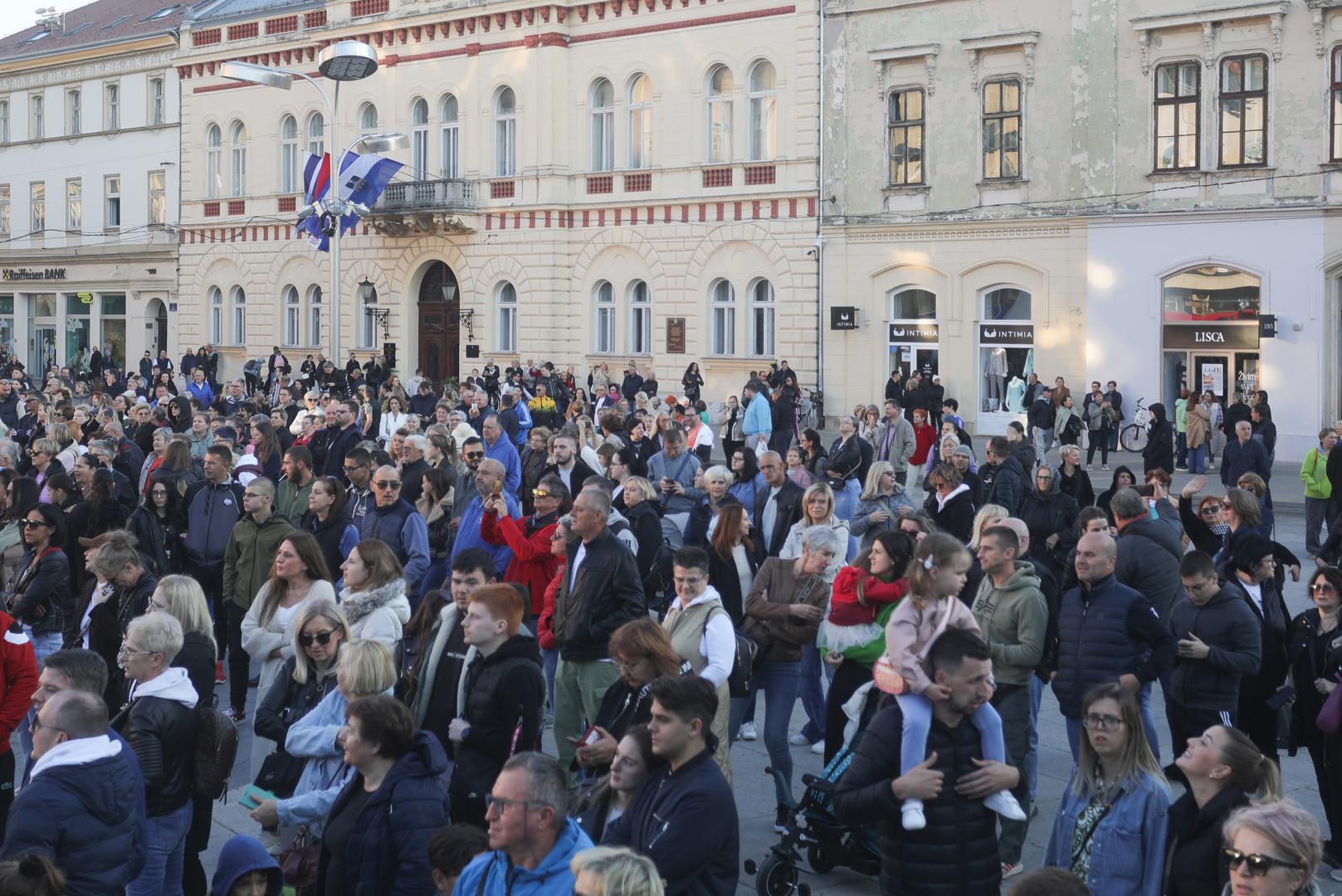 Građani diljem Hrvatske opraštaju se od glazbene legende Halida Bešlića, a trgovi raznih gradova prepuni su u sjećanje na glazbenika.