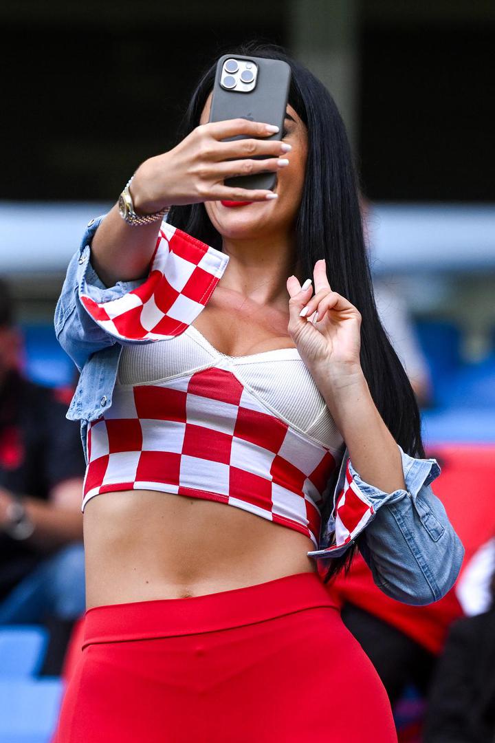 Uz to nosila je i traper jaknu koja je imala kockice na rukavima te crveni ruž. 