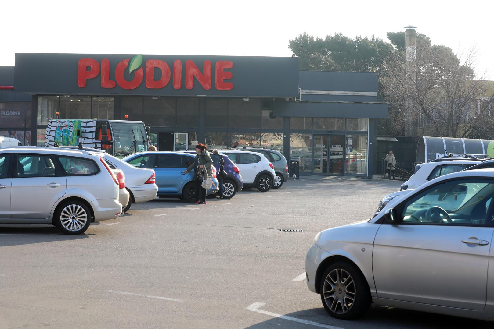 07.02.2025., Rijeka - Parkiralista pred trgovinama poznatih trgovackih lanaca puna automobila i kupaca Photo: Goran Kovacic/PIXSELL