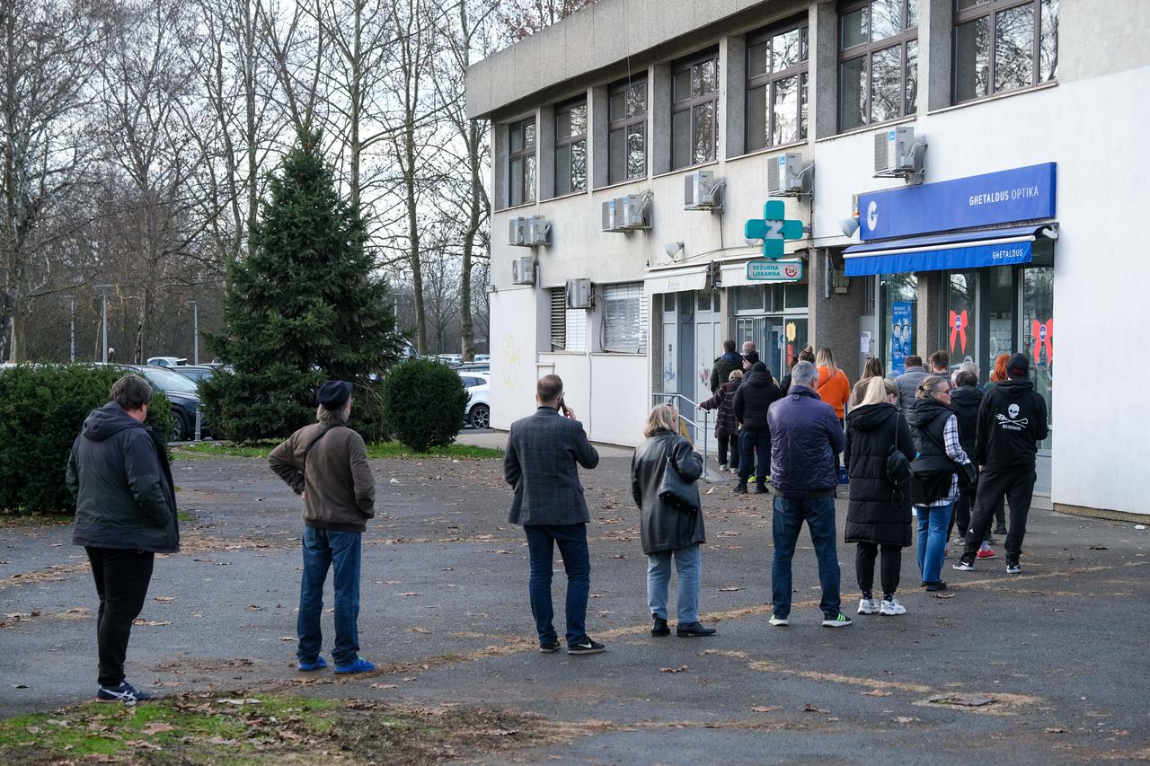 Zagreb: Gužva ispred ljekarne u Sigetu