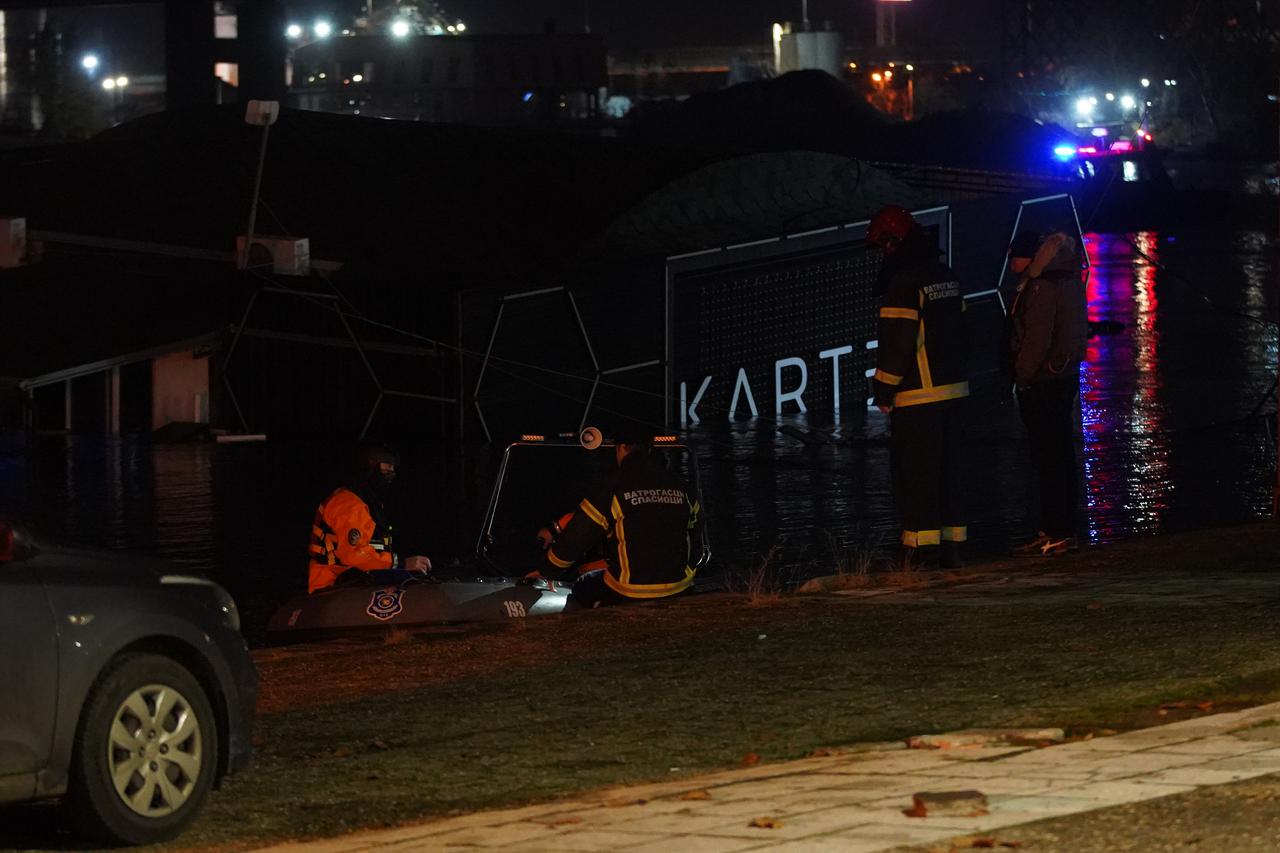 Beograd: Potonuo splav Kartel, posjetitelji skakali u Savu i plivali do obale