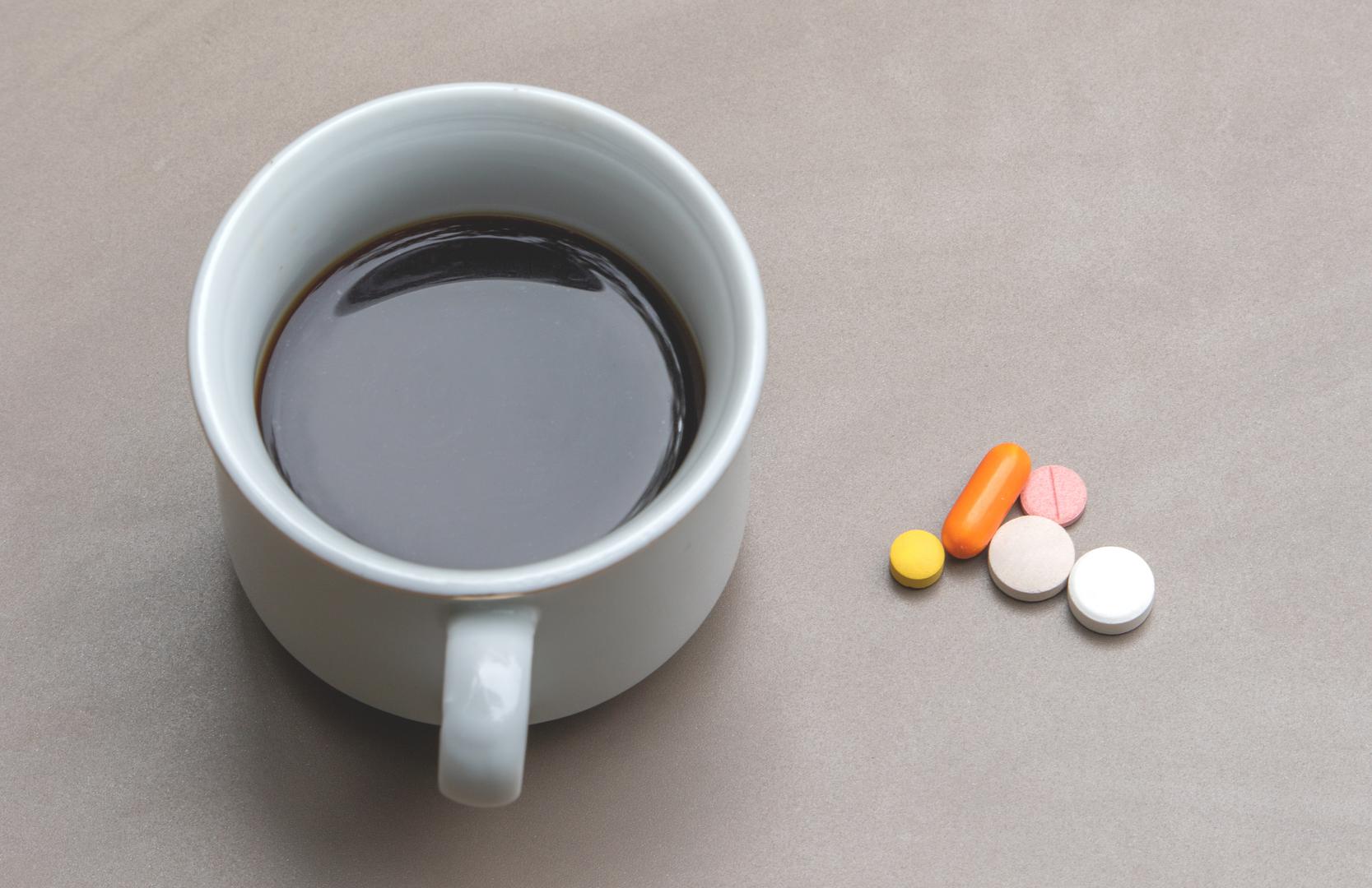 Mnogi ljudi imaju naviku popiti svoje jutarnje tablete uz šalicu kave, smatrajući to praktičnim i jednostavnim načinom početka dana. Ipak, stručnjaci upozoravaju da kombinacija kave i određenih lijekova može biti rizična te utjecati na učinkovitost lijeka ili čak izazvati ozbiljne zdravstvene posljedice. I dok je dokazano da kava smanjuje rizik od niza ozbiljnih zdravstvenih problema, od raka do srčanih bolesti, ispijanje lijekova sa šalicom kave ne samo da bi moglo smanjiti njihovu učinkovitost, već i povećati rizik od ozbiljnih nuspojava, upozorio je vodeći farmaceut. Od svakodnevnih lijekova protiv bolova do tableta za prehladu i gripu koje se mogu kupiti bez recepta i lijekova za krvni tlak, kofein može uzrokovati interakcije koje mijenjaju način na koji se lijekovi apsorbiraju, obrađuju i izlučuju iz tijela, i to nije uvijek najbolje.