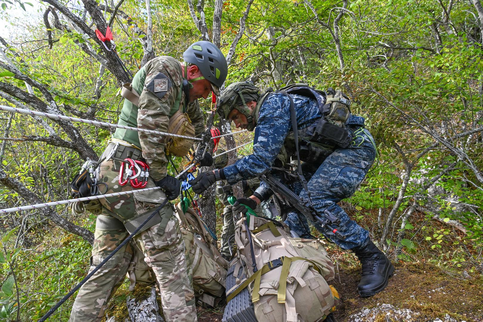 "Zahvaljujući NATO-ovoj obuci, danas smo mi ovdje u ulozi instruktora na obuci koju provodi Središte za razvoj vođa 'Marko Babić'", naglasio je prvi dočasnik slovenskog Centra za planinsko ratovanje stožerni narednik Goran Turudić.