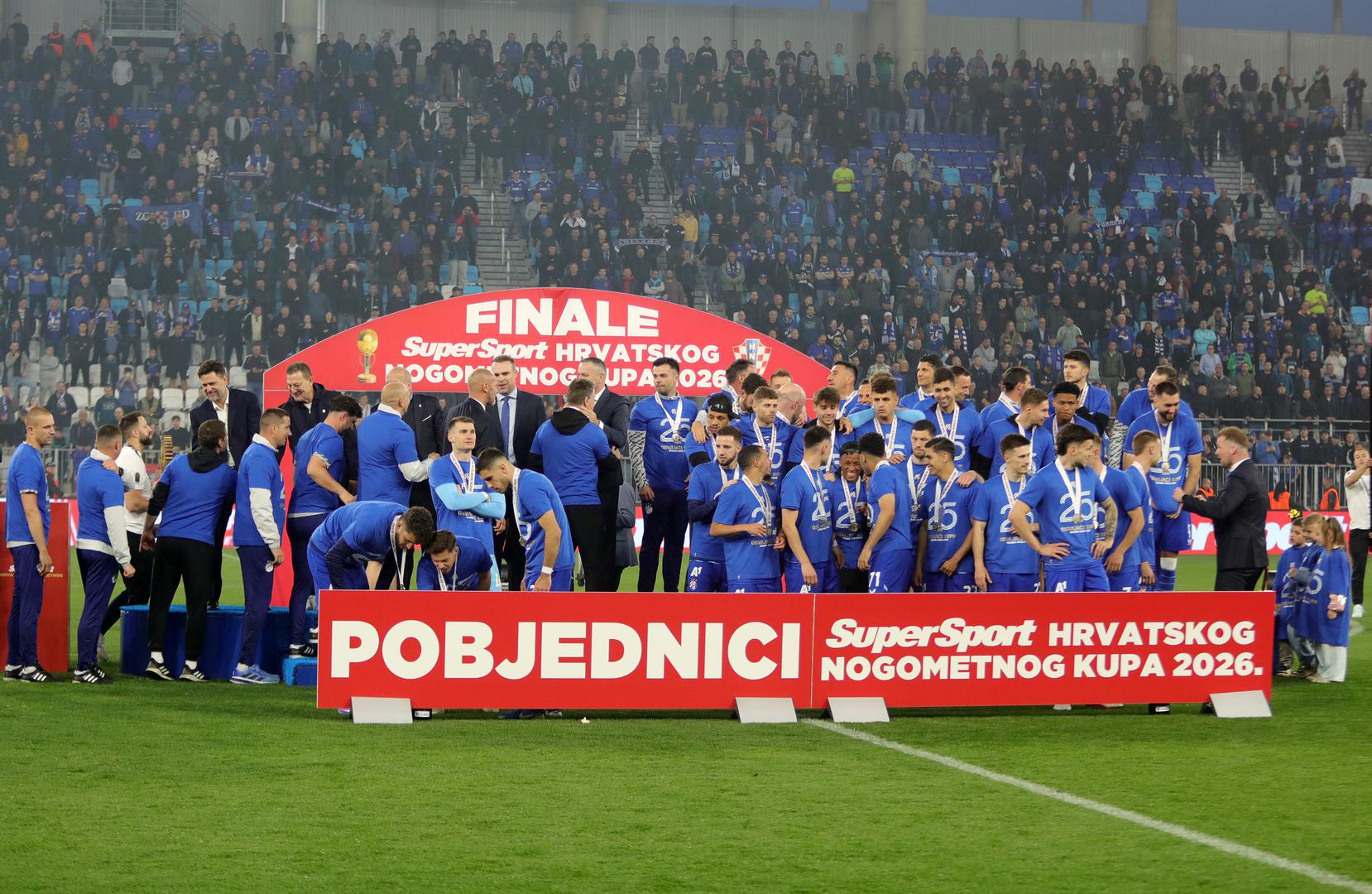 Nakon utakmice uslijedila je svečanost dodjele medalja i pehara koji je uručio predsjednik HNS-a Marijan Kustić.