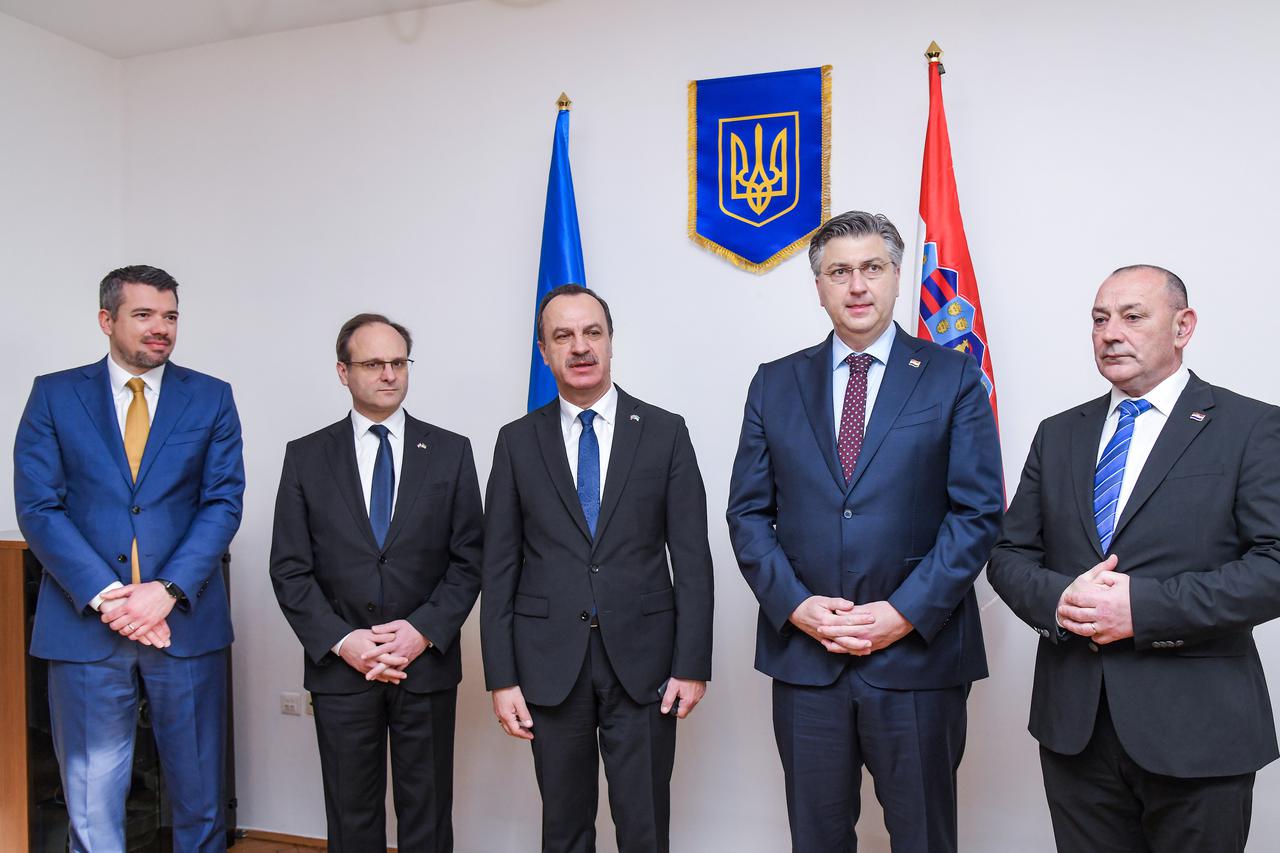 Plenković zapalio svijeće za žrtve rata u Ukrajini