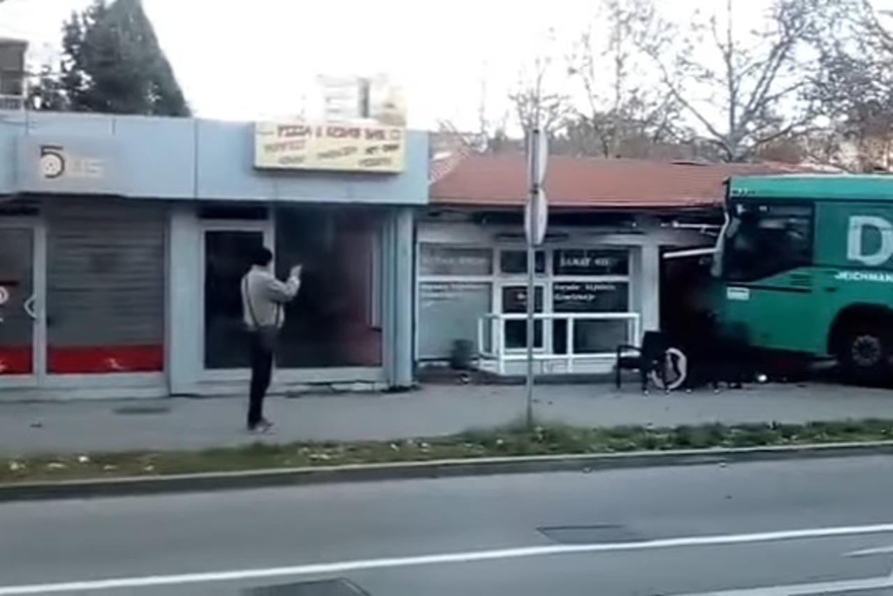 autobus se zaletio u dućan