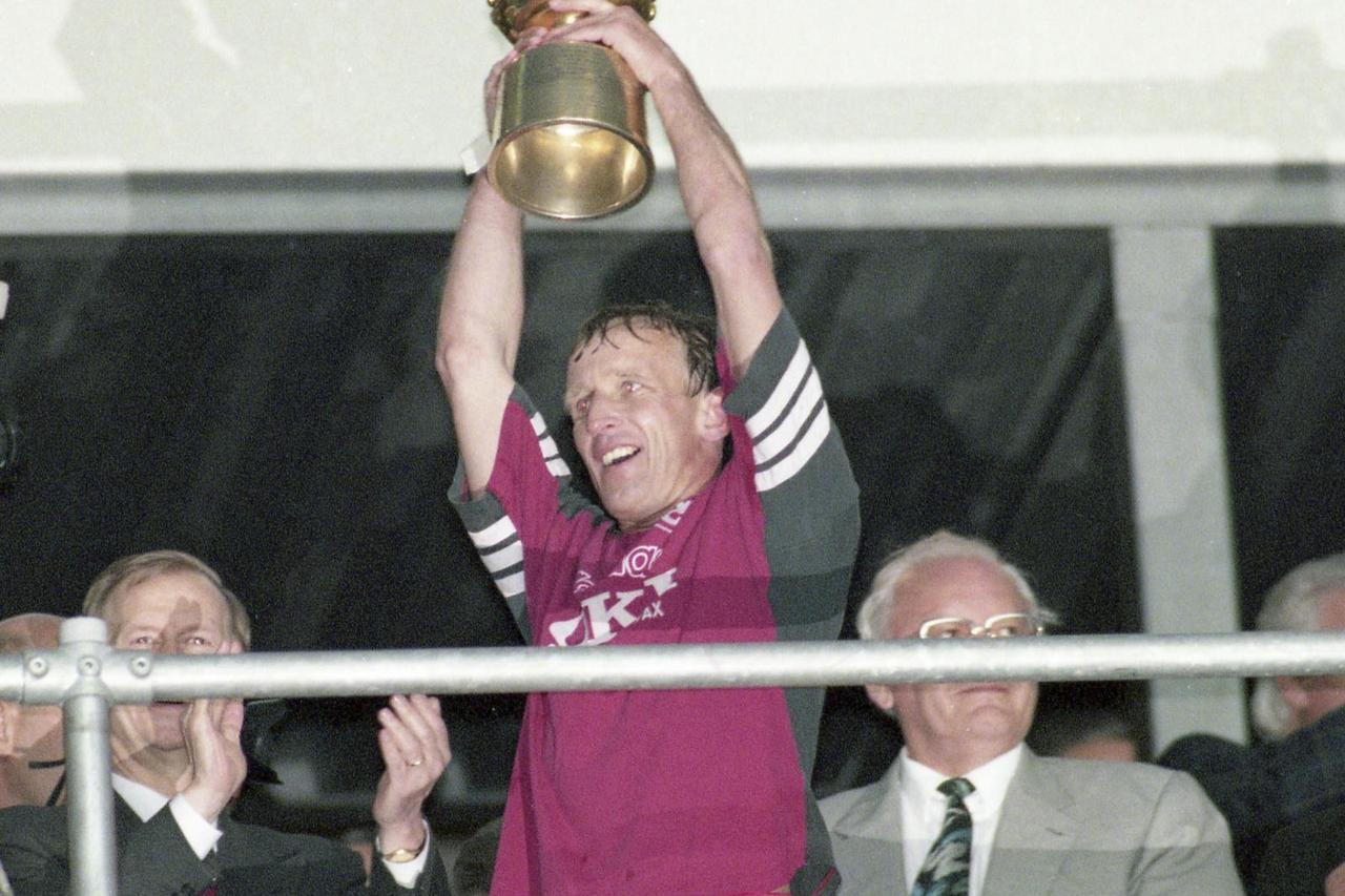 firo: 05/25/1996 Football: Football: archive photos, archive photo, archive pictures, DFB Cup season 1995/1996, 95/96, final, cup final, 1. FC Kaiserslautern, will, cup winner 1. FC Kaiserslautern - KSC, Karlsruher SC, Karlsruher 1 :0