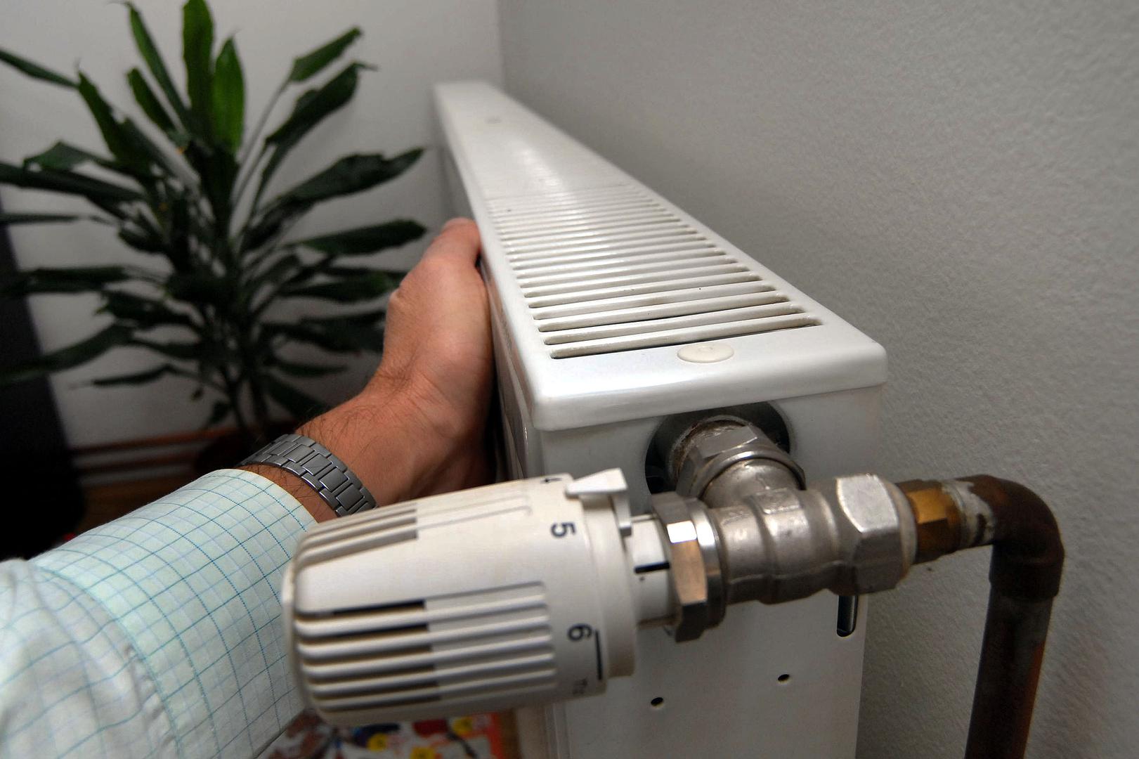 Dok se privikavamo na niže temperature, ljudi međusobno počinju postavljati isto pitanje: ‘Jeste li već upalili grijanje?’ Neka kućanstva izdrže koliko mogu, a druga ga upale s prvim niskim temperaturama. No, što se tiče korištenja centralnog grijanja, je li istina da ako cijeli dan lagano radi, štedi novac? Kao i kod većine stvari, odgovor nije jednostavan, kako piše LADBible.