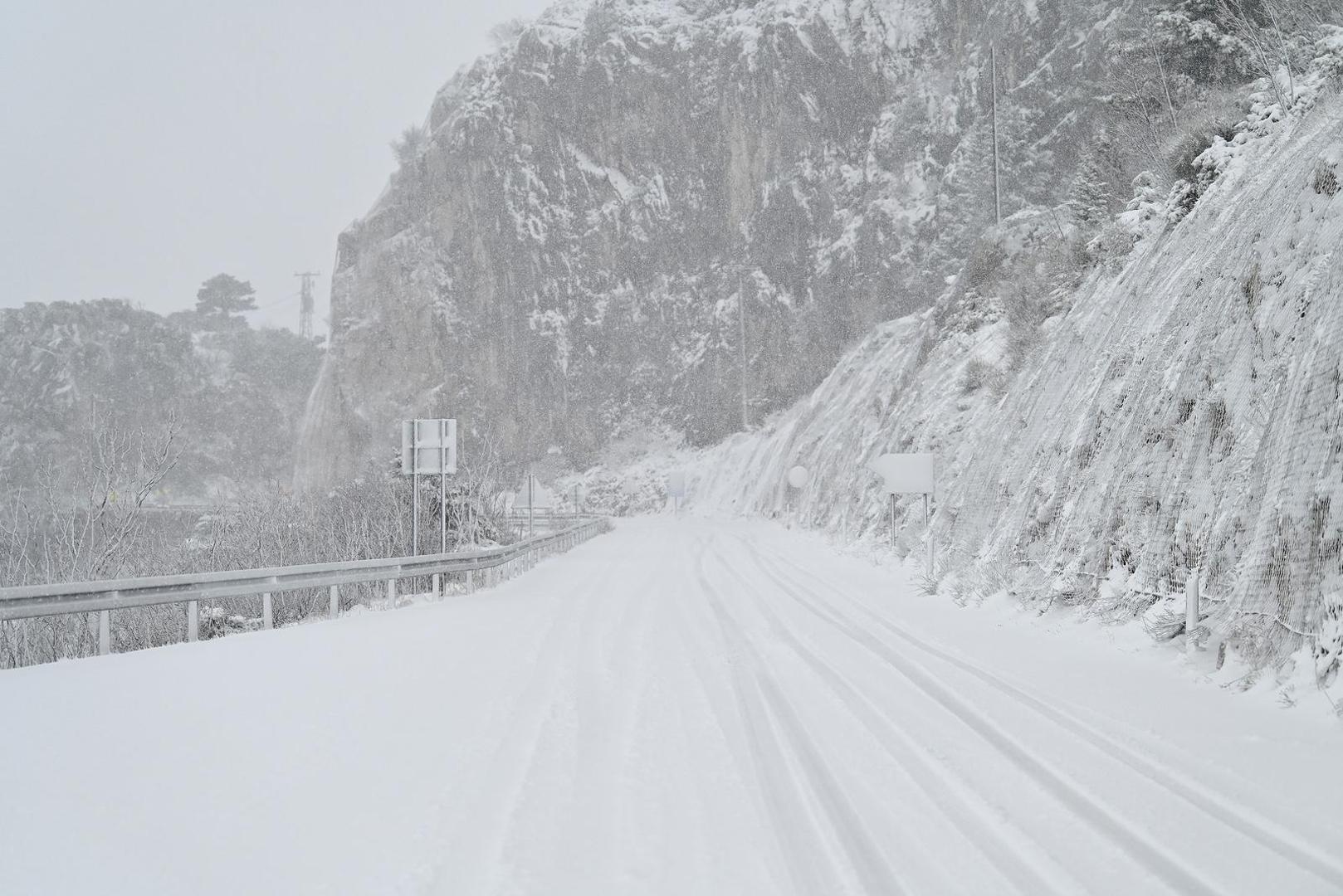 21.01.2023., Dupci - Zbog snijega i leda zatvoren dio Jadranske magistrale od Piska do Donjih Brela. Izdan crveni alarm zbog olujne bure na Jadranu.  Photo: Matko Begovic/PIXSELL