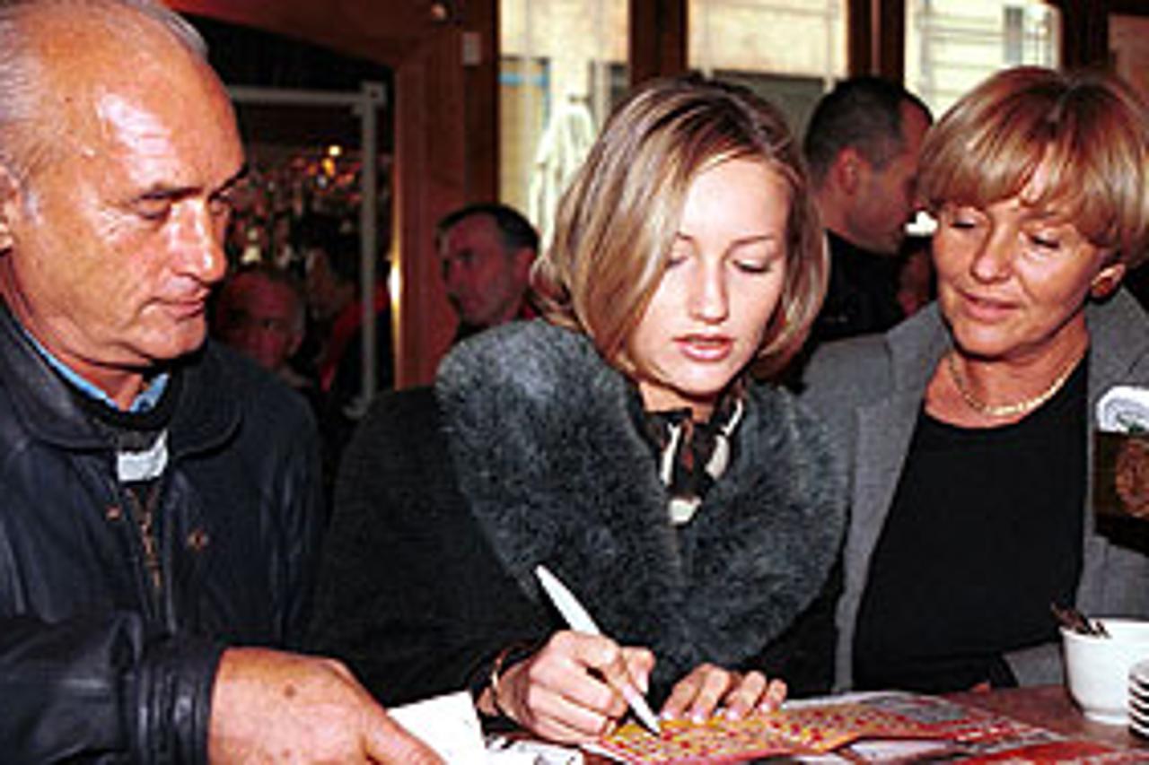 Ivana na zagrebačkoj špici s ponosnim roditeljima - odvjetnikom Zvonimirom Hodakom i majkom profesoricom pomorskog prava Ljerkom Mintas-Hodak