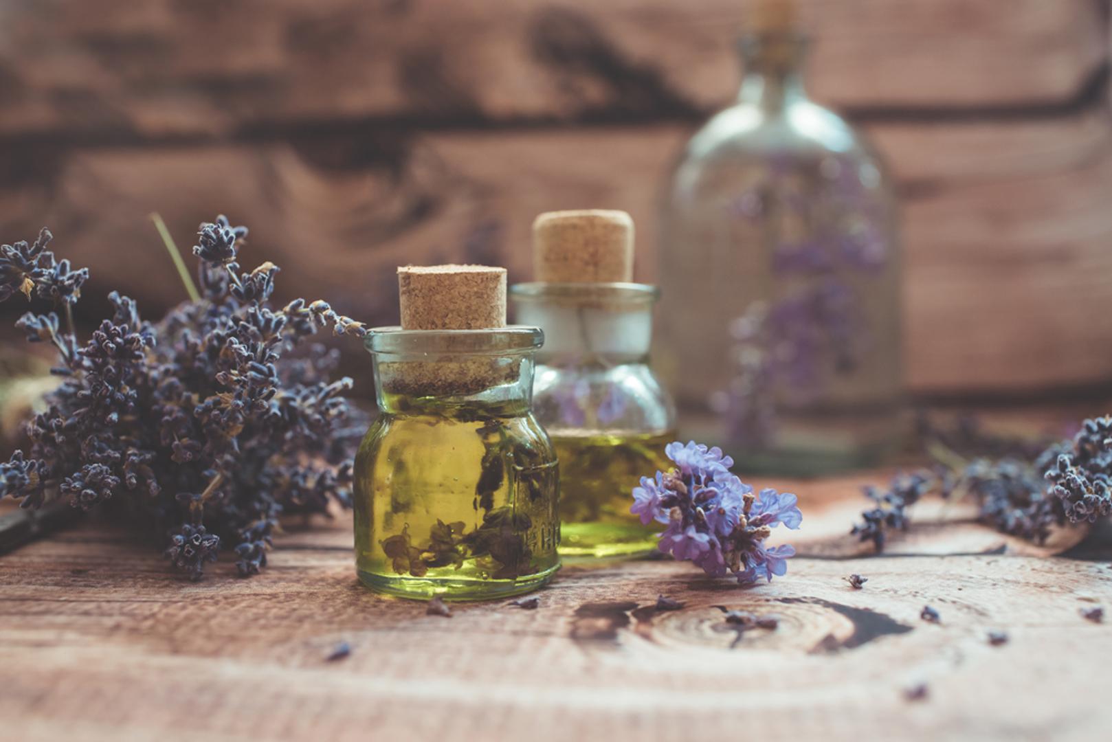 Ulje lavande: Lavandino eterično ulje jedno je od rijetkih koje se može nanositi direktno na kožu, u malim količinama. Ima antiseptičko i analgetsko djelovanje te umiruje crvenilo i bol. Osim toga, njegov umirujući miris može pomoći i kod nesanice uzrokovane nelagodom zbog opeklina.