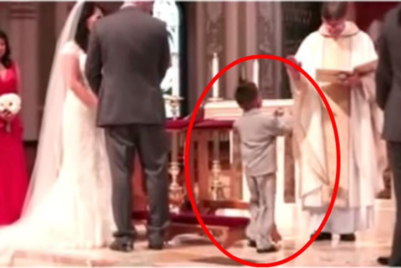 Dječak svećeniku 'dao 5' tijekom vjenčanja