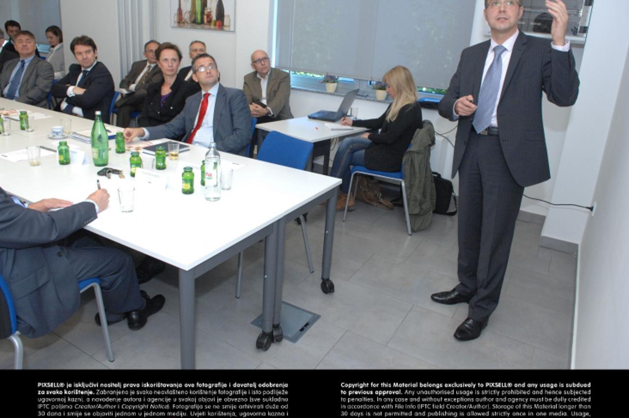 '02.10.2013., Hum na Sutli - Vetropack Straza je domacin predstavnika Kluba izvoznika koji su na okruglom stolu raspravljali o gospodarskoj situaciji u drzavi te o izvozu. Gosti na predavanju su bili 