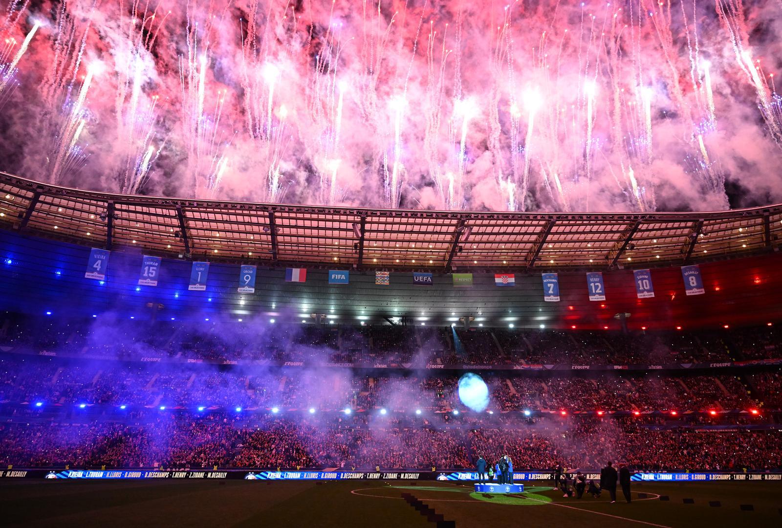 Pariški Stade de France ispunjen je gotovo do posljednjeg mjesta, dvoboj prati oko 80 tisuća ljudi. Sjajan light show pripremljen je u čast oproštaja Oliviera Girouda od nacionalnog dresa koji je najbolji strijelac u povijesti tricolora.