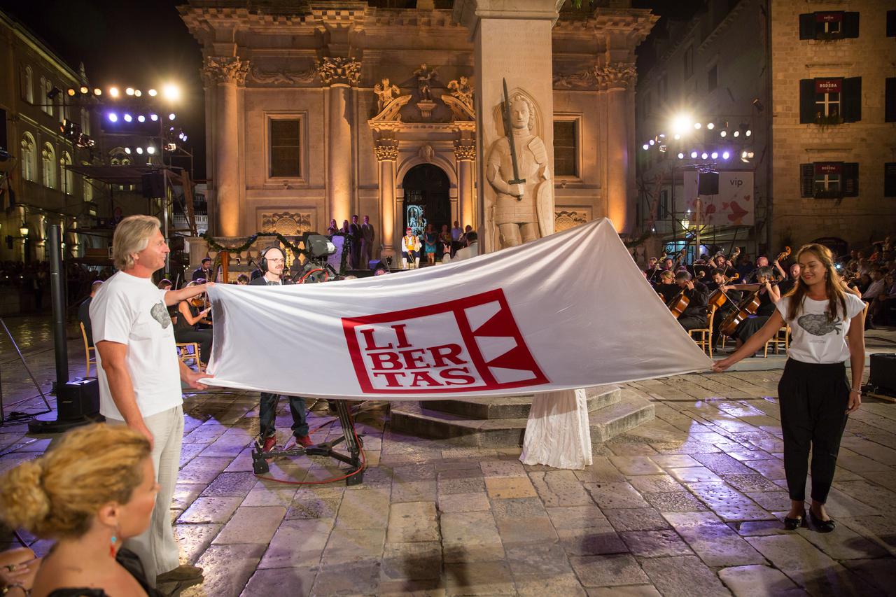 25.08.2014., Dubrovnik - Svecano zatvaranje Dubrovackih ljetnih igara ispred crkve svetog Vlaha obiljezio je Opera gala koncert u izvedbi Zagrebacke filharmonije pod ravnanjem maestra Iva Lipanovica s vodecim svjetskim baritonom Zeljkom Lucicem i sopranis