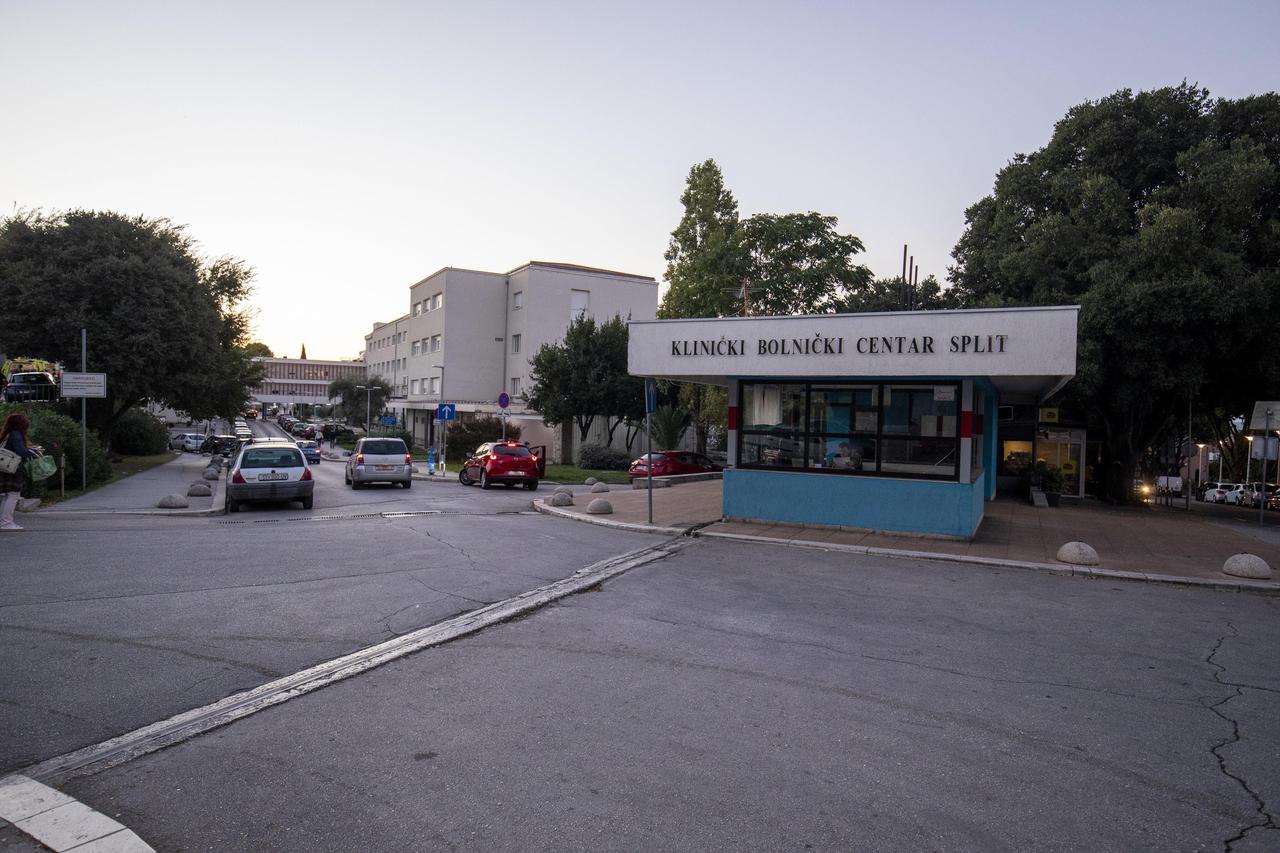 Split: Ispred KBC Split odrzan prosvjed podrske zdravstvenim radnicima 