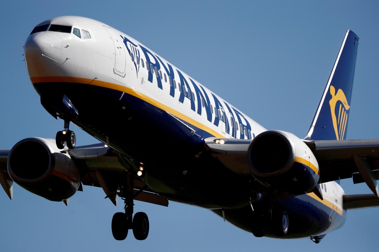 FILE PHOTO: A Ryanair Boeing 737 aircraft approaches Paris-Beauvais airport in Tille