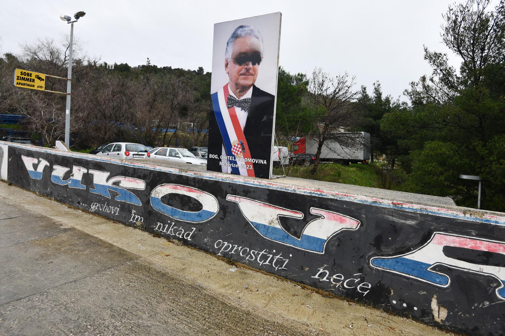Ta fotografija bila je postavljena na zidić ispod murala posvećenom Vukovaru. 
