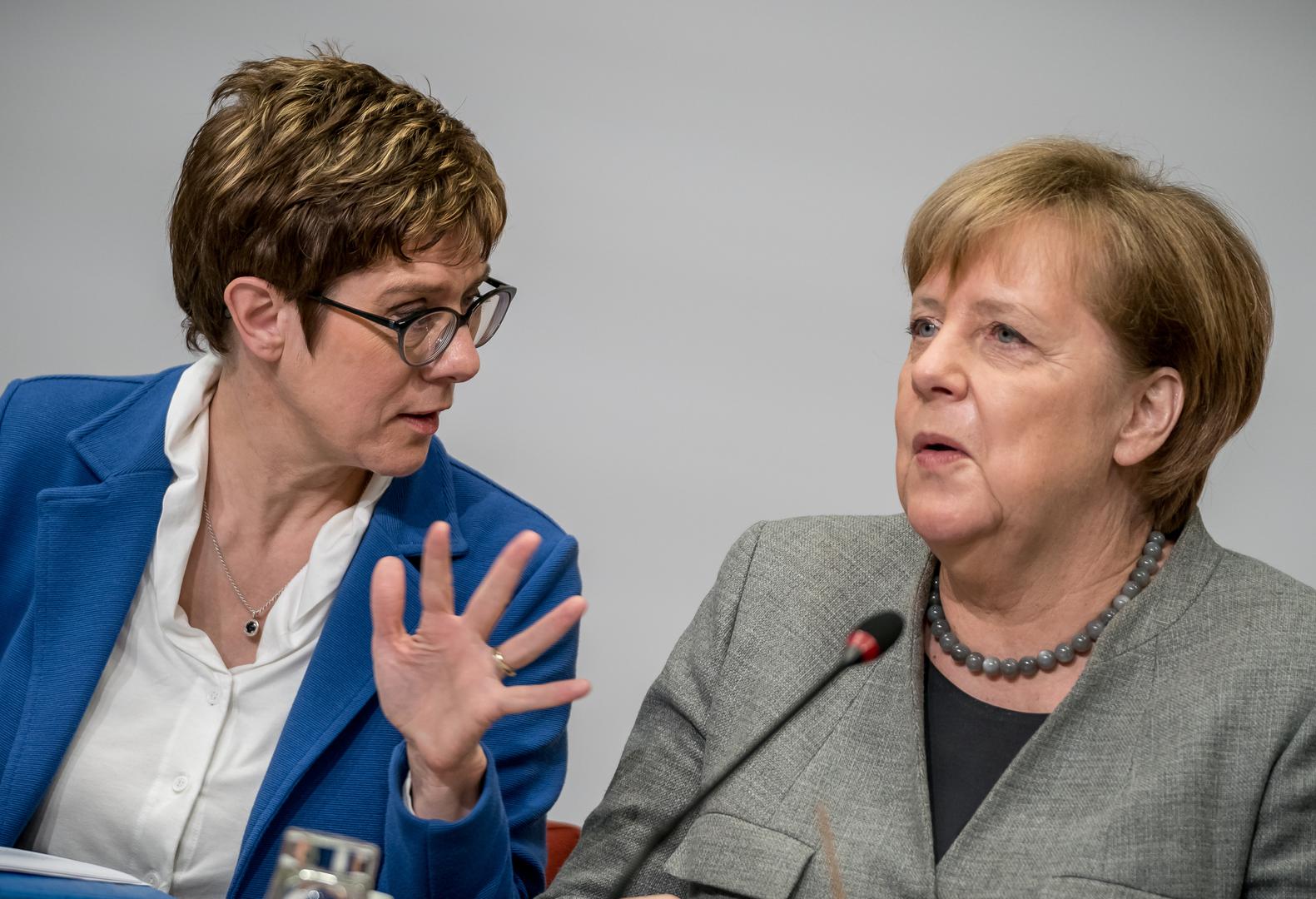 Na demokršćanskome mini summitu kojemu kancelarka Merkel nije prisustvovala, šefica CDU-a Kramp-Karrenbauer predstavila znatno stroža pravila za azilante.