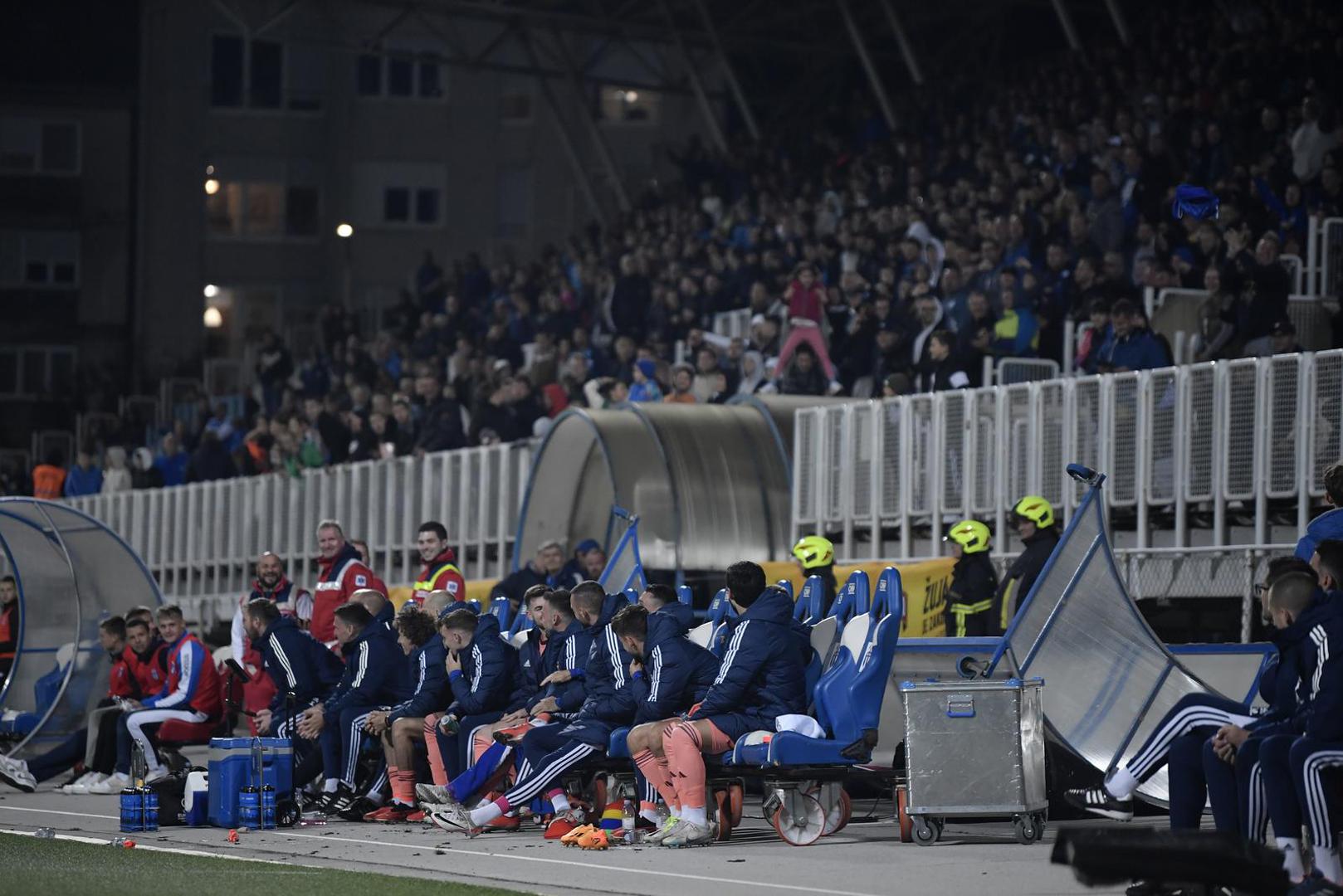 Vjetar otpuhao okvir Dinamove klupe na utakmici 9. kola HNL-a između Dinama i Rudeša. Dinamo je u tom trenutku već osigurao pobjedu s pet zabijenih golova, a dobro raspoloženi navijači ekipu s klupe pozdravili su skandiranjem