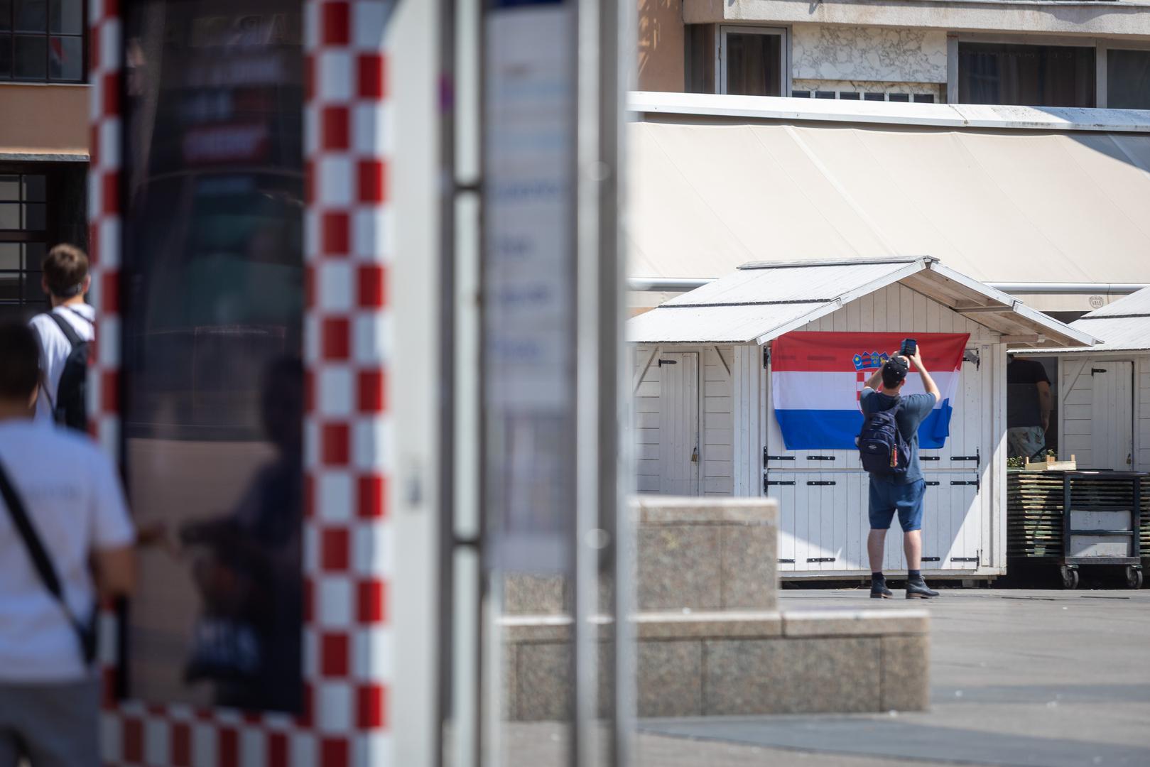 Možemo! je priopćio da je zagrebački HDZ iznio netočne tvrdnje o izostanku hrvatske zastave na Trgu bana Jelačića.

U priopćenju navode kako se na sjevernim jarbolima istočno od spomenika banu Josipu Jelačiću u stalnom postavu nalaze zastava Republike Hrvatske, zastava Grada Zagreba i zastava Europske unije.