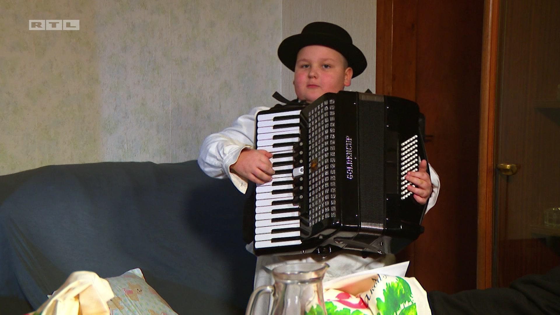 Nakon večere domaćica je podijelila gostima poklone, a zatim je ekipi harmoniku zasvirao i zapjevao dječak Filip. „Suze su mi išle i tresla sam se kad sam ga čula. Volim muziku i za muziku bih sve novce dala“, rekla je Danica, a Đurđica dodala kako je Filip jako talentiran i kako će sigurno daleko dogurati.