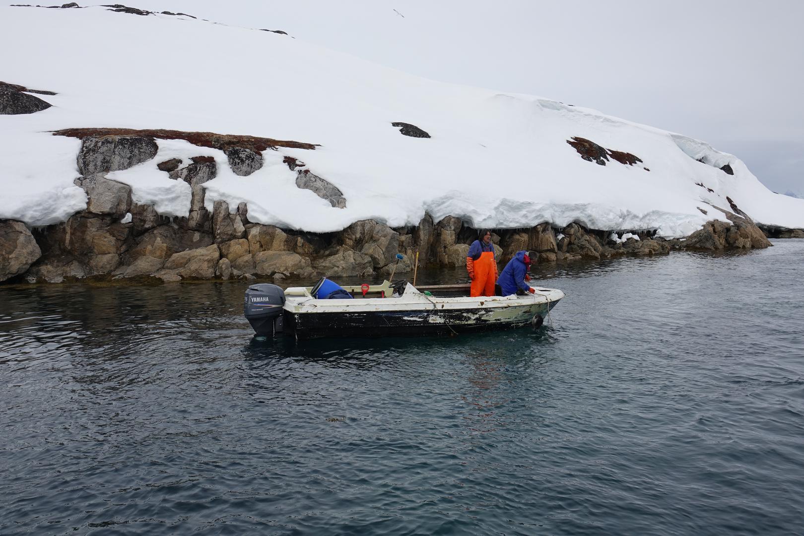 Ispod površine modernog života krije se bogat i često zastrašujući svijet mitologije. Grenlandske legende govore o duhovima koji vladaju prirodom, a jedno od najvažnijih bića je Sassuma Aarna, poznata i kao Majka Mora, koja živi na dnu oceana i kontrolira životinje koje lovci love. Ako su ljudi nepoštovanjem narušili ravnotežu, šaman (Angakkoq) mora otputovati u duhovni svijet kako bi je umolio da oslobodi životinje. 